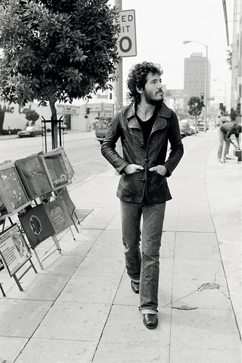 Gerahmter, 20x24" signierter Druck von Terry O'Neill von Bruce Springsteen, aufgenommen 1975 in Los Angeles, auf dem Sunset Strip. Springsteen war in Los Angeles, um für sein Album Born To Run zu werben.

Signierte limitierte Auflage Nummer