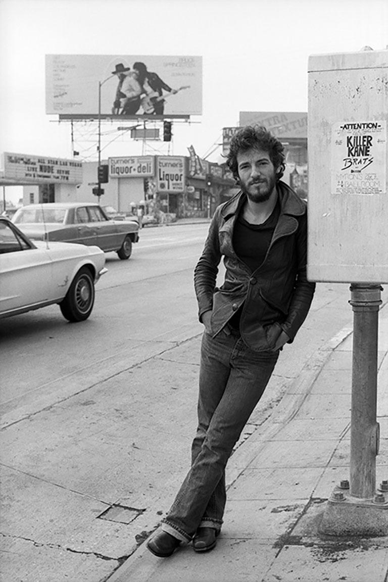 Bruce Springsteen, 1975 (Terry O'Neill - Schwarz-Weiß-Fotografie)
Silber-Gelatine-Druck
16x20: £2,100
20x24: £2,700 
30x40: £4,800 
48x72: £12,000 
Auflage von 50 und 10 APs pro Größe. Digital gedruckte Signatur und Editionsnummer am unteren Rand