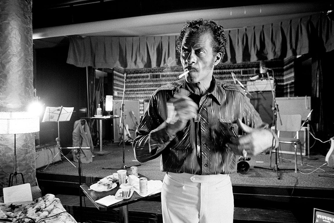 Chuck Berry, 1986 (Terry O'Neill - Schwarz-Weiß-Fotografie)
Silber-Gelatine-Druck
16x20: £2,100
20x24: £2,700 
30x40: £4,800 
48x72: £12,000 
Auflage von 50 und 10 APs pro Größe. Digital gedruckte Signatur und Editionsnummer am unteren Rand der