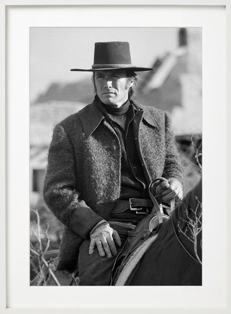 Clint Eastwood para la película Joe Kidd - a caballo, Fotografía artística, 1971 - Photograph Contemporáneo de Terry O'Neill