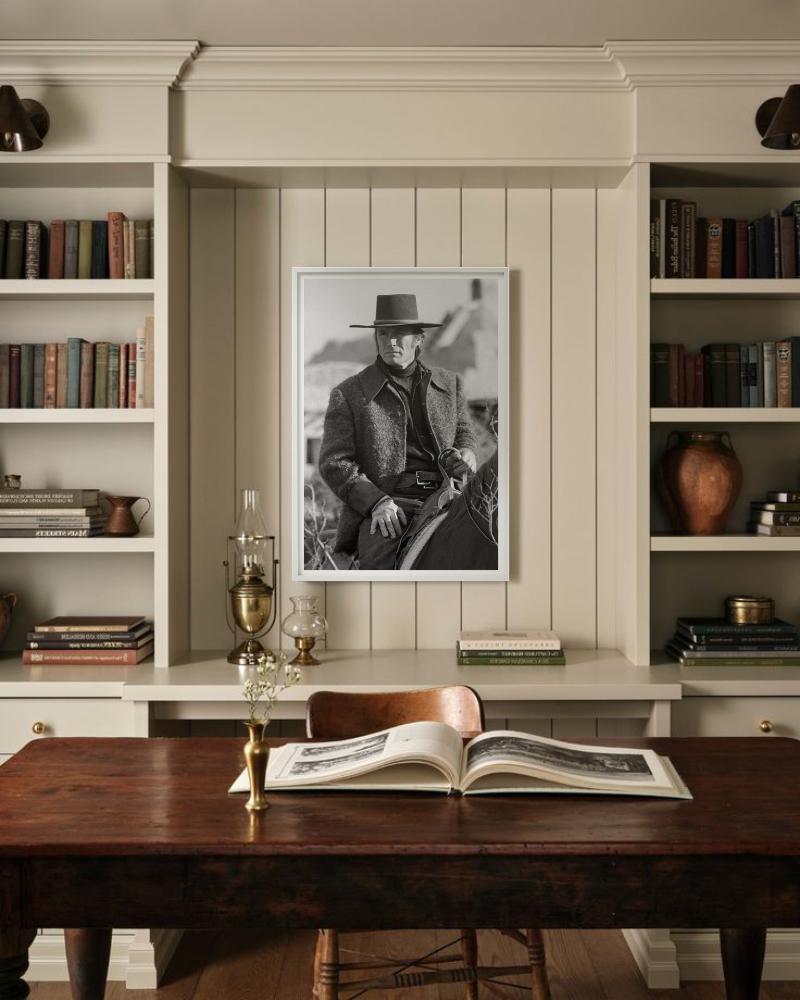 Clint Eastwood para la película Joe Kidd - a caballo, Fotografía artística, 1971 - Portrait Photograph Negro de Terry O'Neill