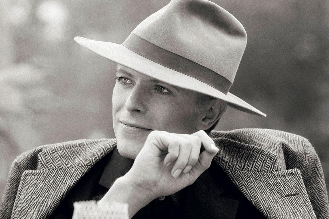 David Bowie, 1975 (Terry O'Neill - Schwarz-Weiß-Fotografie)
Silber-Gelatine-Druck
16x20: £2,100
20x24: £2,700 
30x40: £4,800 
48x72: £12,000 
Auflage von 50 und 10 APs pro Größe. Digital gedruckte Signatur und Editionsnummer am unteren Rand der