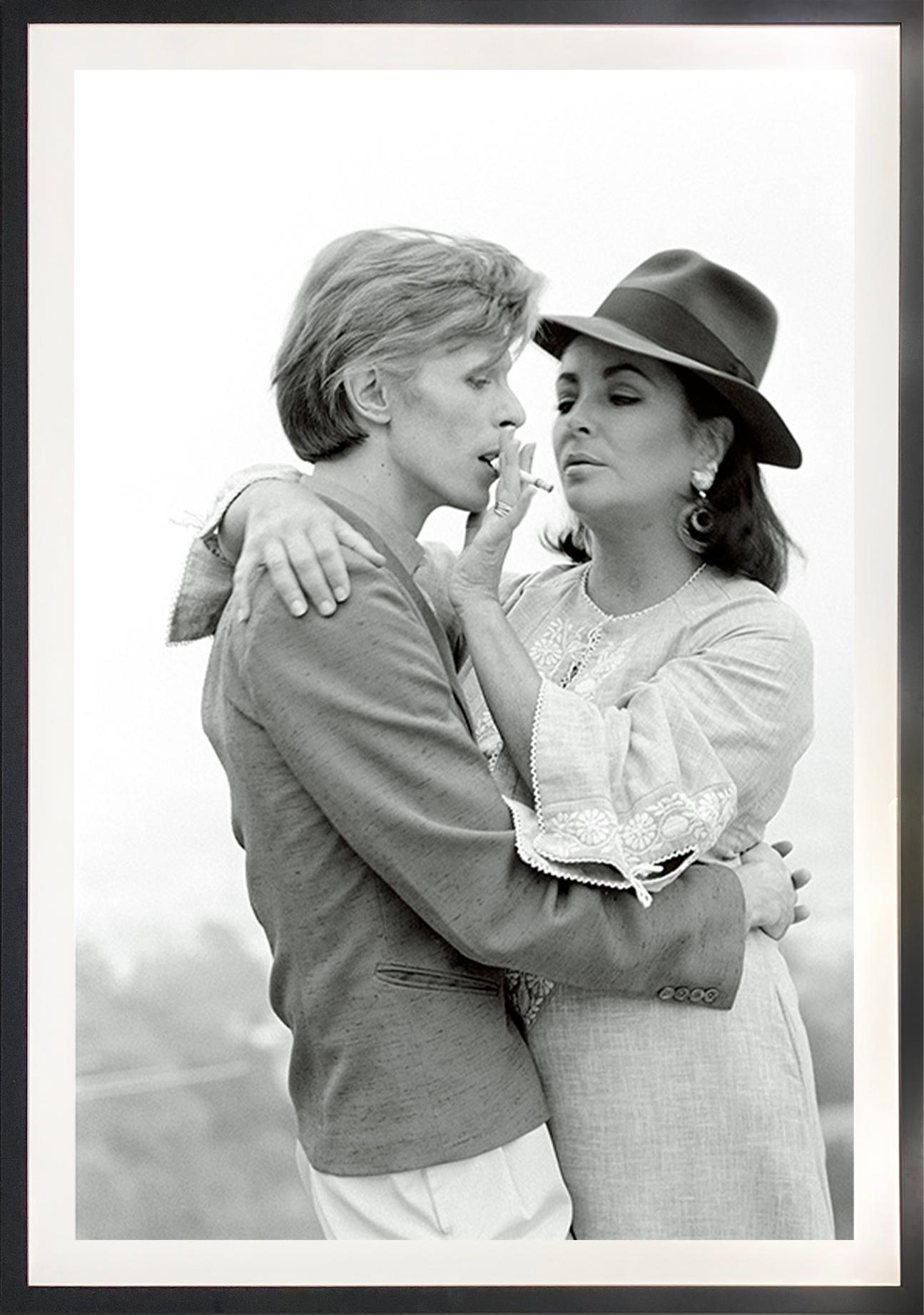 David Bowie et Elizabeth Taylor, Beverly Hills - Gris Portrait Photograph par Terry O'Neill