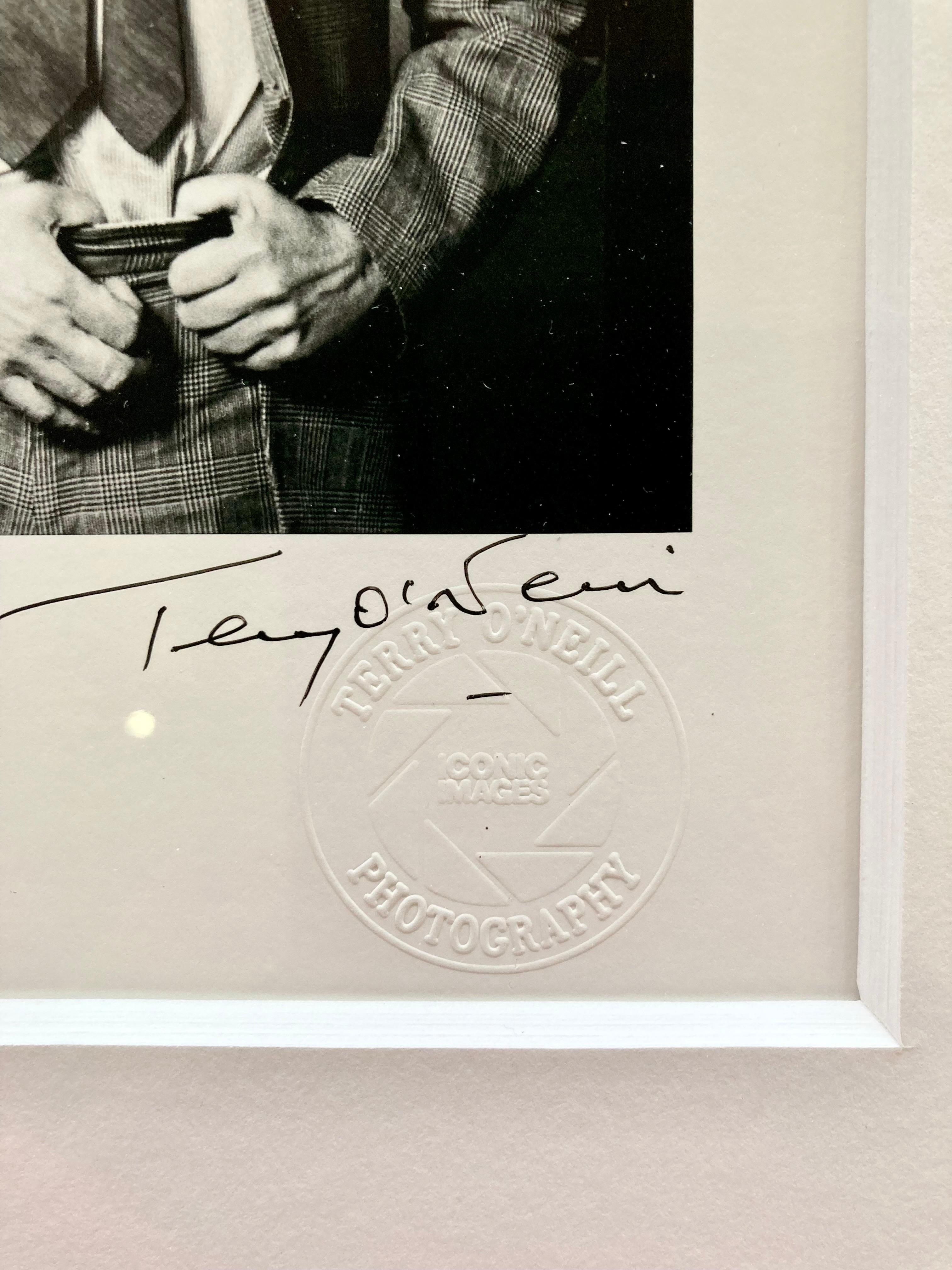 David Bowie und William Burroughs, gerahmter signierter Druck von Terry O''Neill (Beige), Portrait Photograph, von Terry O'Neill