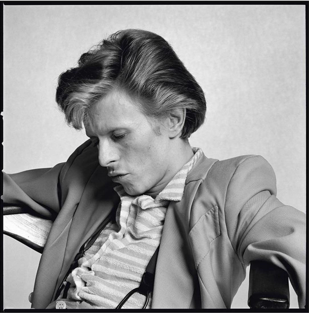 Sofort versandfertig. Kostenloser Versand innerhalb der USA.

Gerahmter 16x20" signierter Druck von Terry O'Neill von David Bowie, aufgenommen 1974 in Los Angeles, mit Bowie in seinem berühmten senfgelben Anzug, entworfen von Freddie