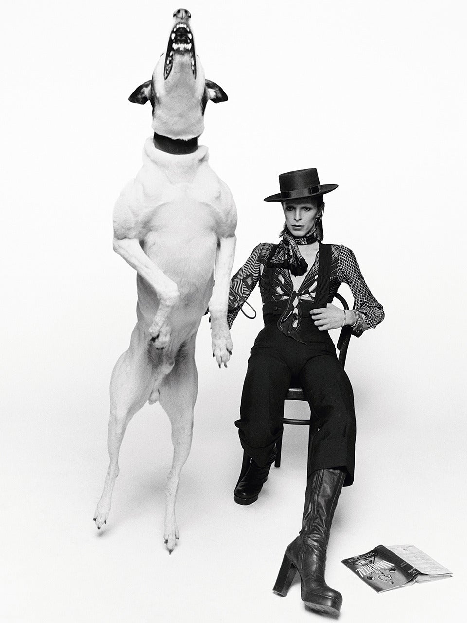 Black and White Photograph Terry O'Neill - David Bowie « Diamond Dogs, London » (signé)