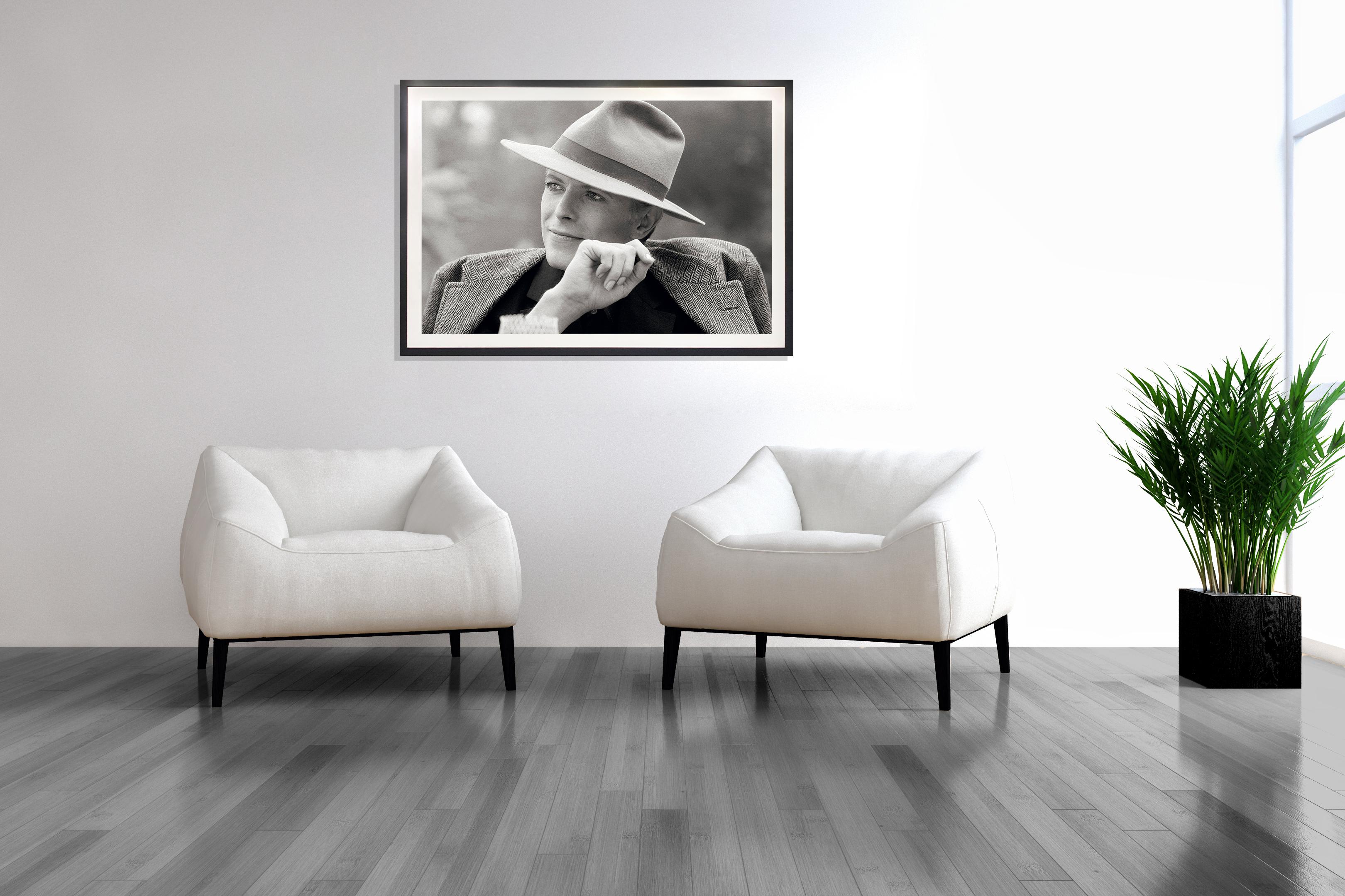 David Bowie während der Dreharbeiten von „The Man Who Fell to Earth“ in Los Angeles (Grau), Portrait Photograph, von Terry O'Neill
