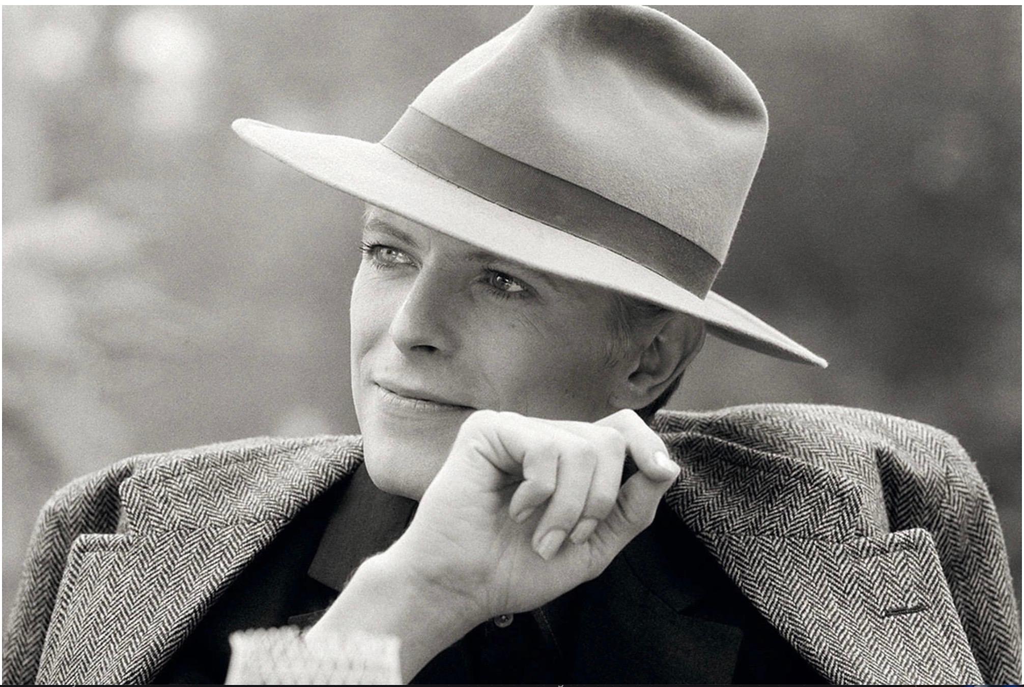 Terry O'Neill Portrait Photograph – David Bowie während der Dreharbeiten von „The Man Who Fell to Earth“ in Los Angeles