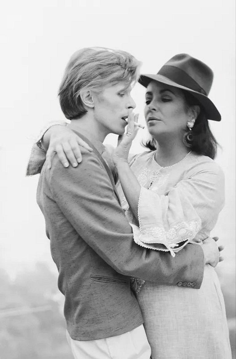 Terry O'Neill Black and White Photograph – David Bowie & Elizabeth Taylor, Beverly Hills, von Terry O''Neill, 1975