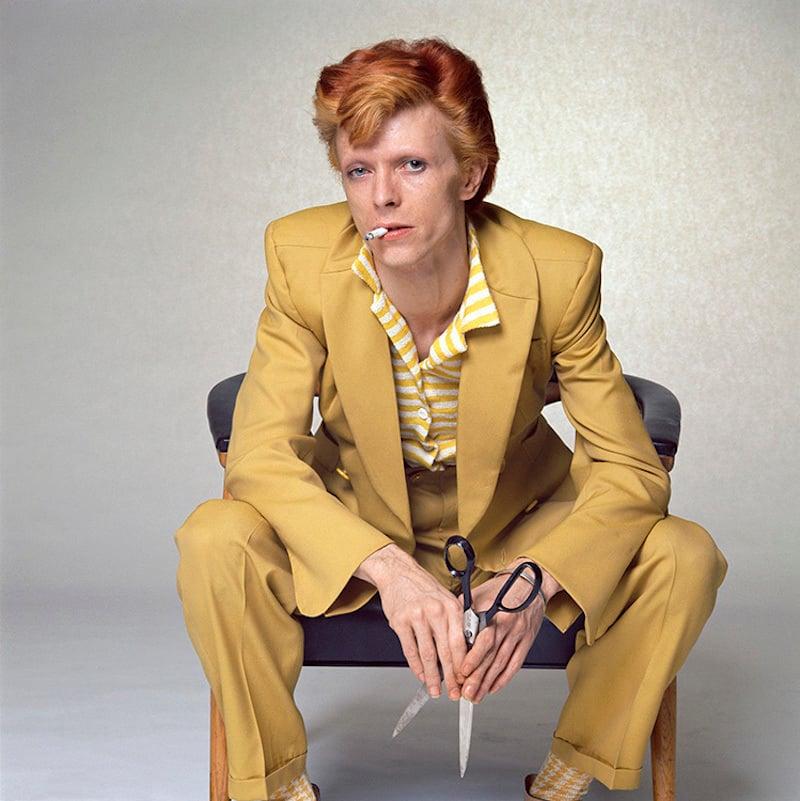 Terry O'Neill Color Photograph – David Bowie in senffarbenem Anzug, 1974