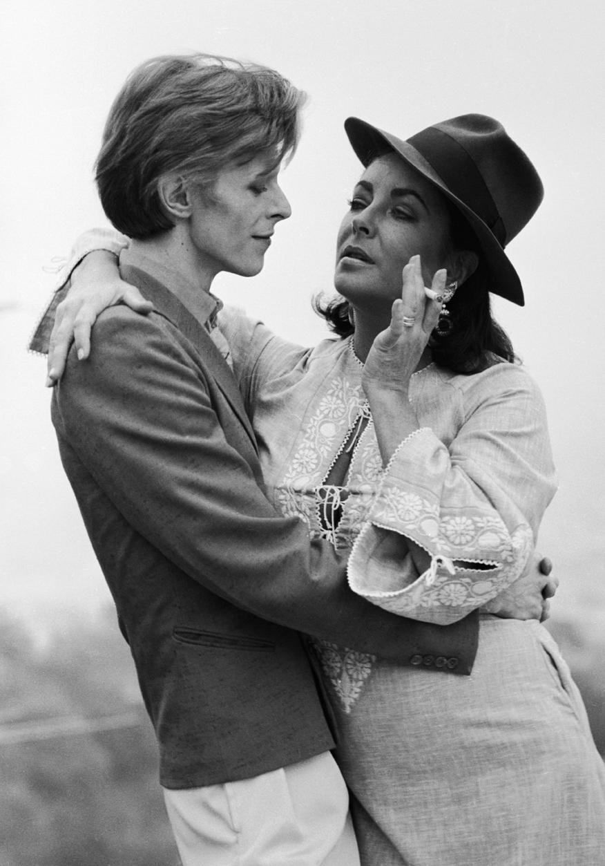David Bowie mit Elizabeth Taylor - Terry O'Neill (Schwarz-Weiß-Fotografie)
Im Haus von Regisseur George Cukor in
Los Angeles, 1975
Lifetime Edition Gelatinesilberdruck
12 "x16" 
Preis: GBP 3.500

Terry O'Neill (1938-2019) fotografierte 1963 die