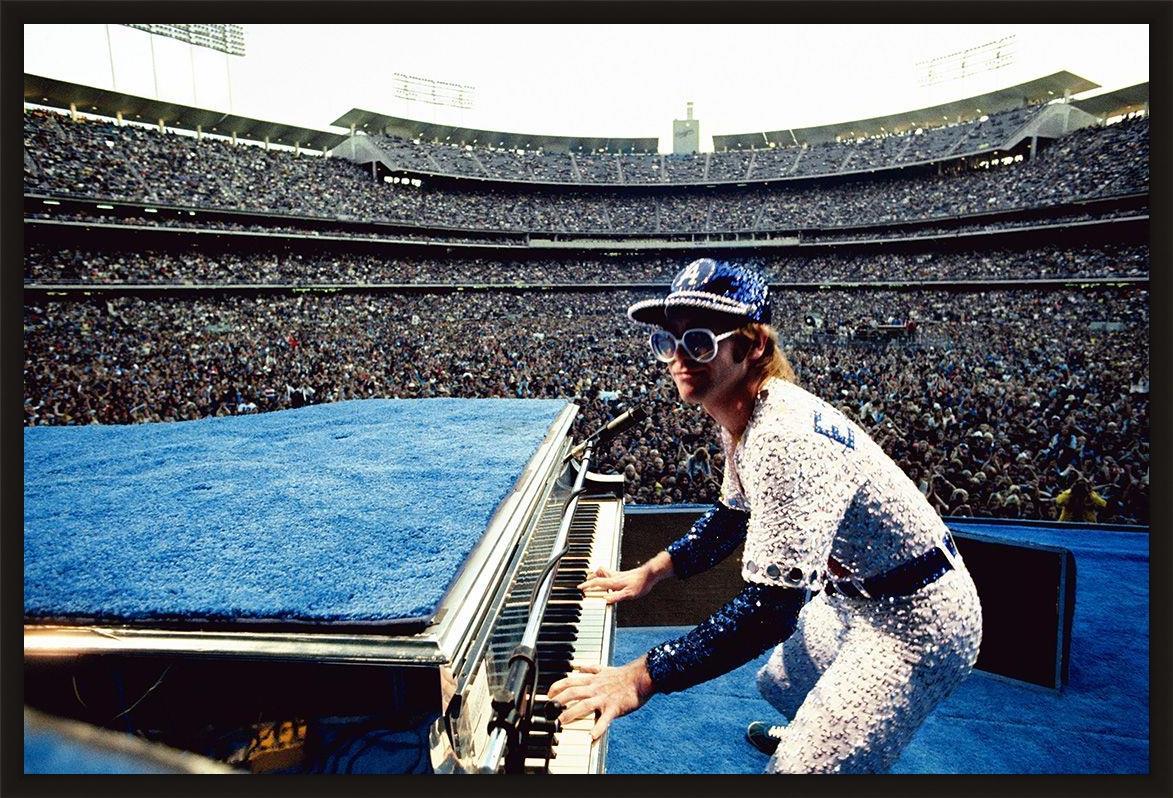 Elton John im Dodger-Stadion (Signiert) – Photograph von Terry O'Neill