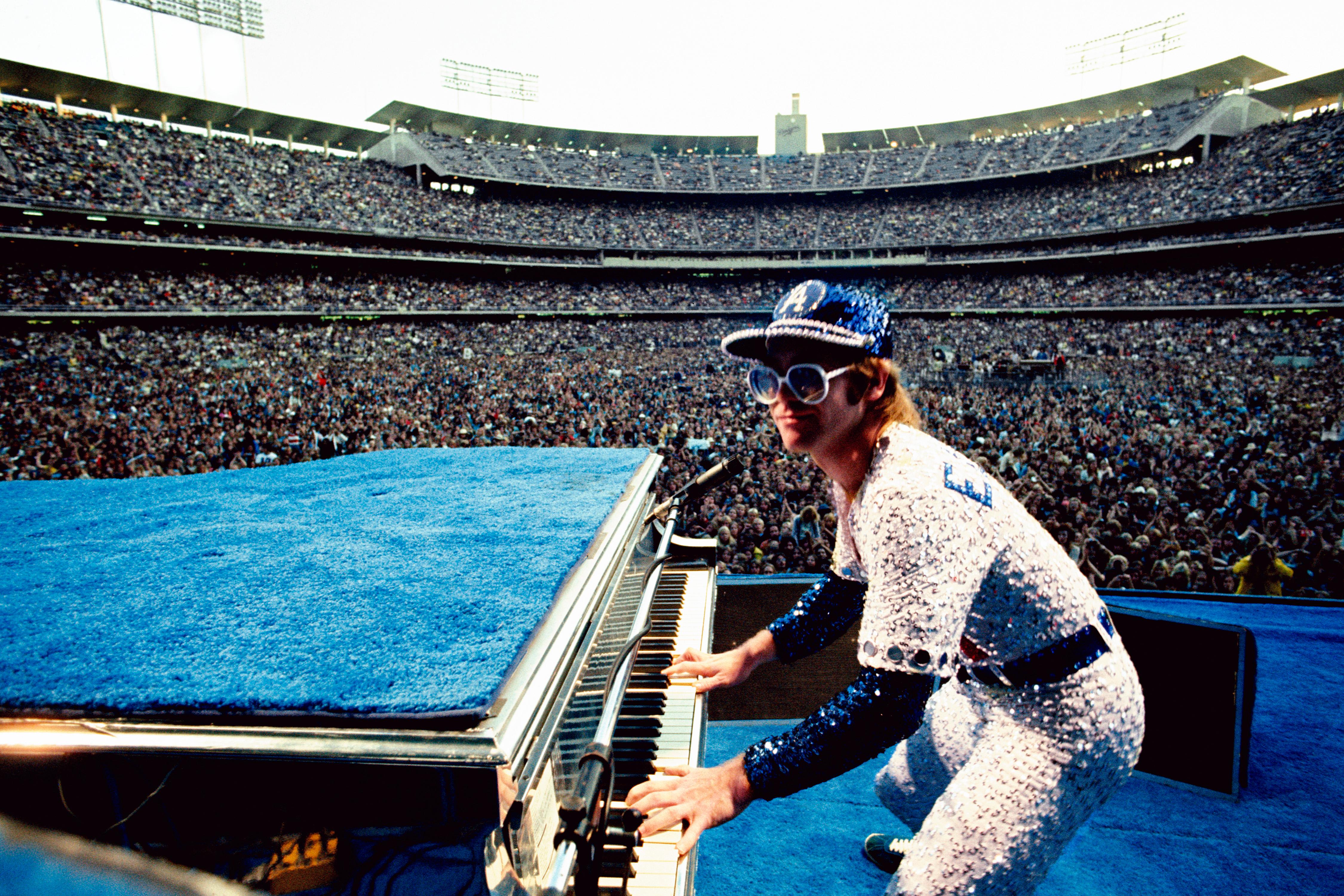 Terry O'Neill Figurative Photograph – Elton John im Dodger-Stadion (Signiert)