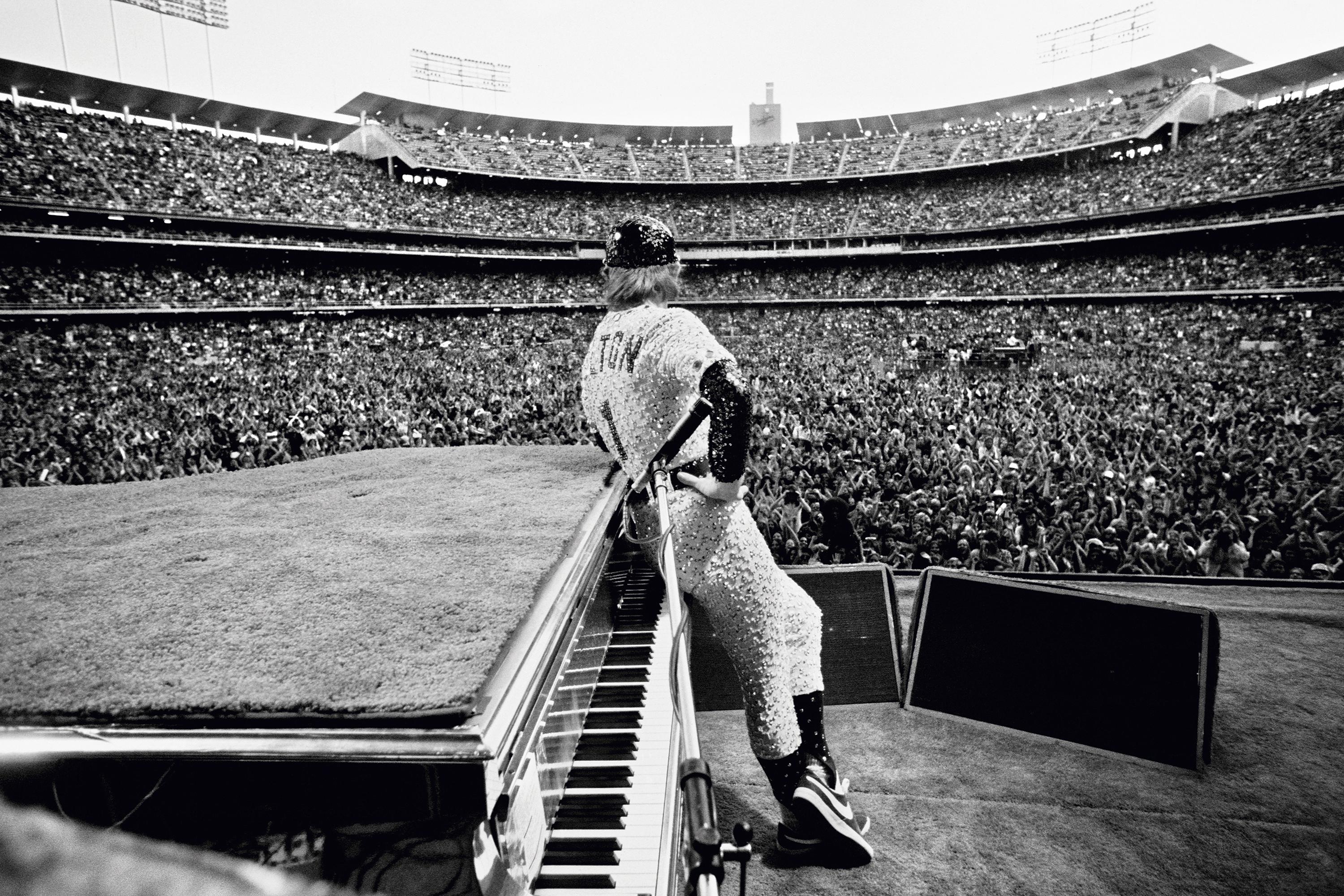 Terry O'Neill Black and White Photograph – Elton John im Dodger-Stadion