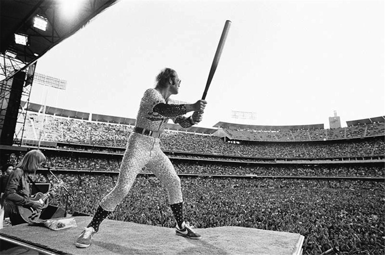 Terry O'Neill Black and White Photograph – Elton John im Dodger-Stadion-(EJ002)