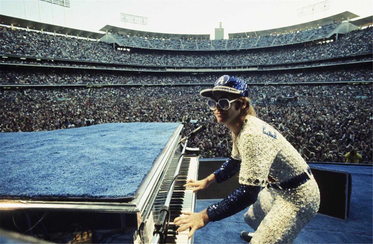 Terry O'Neill Color Photograph – Elton John im Dodger Stadium