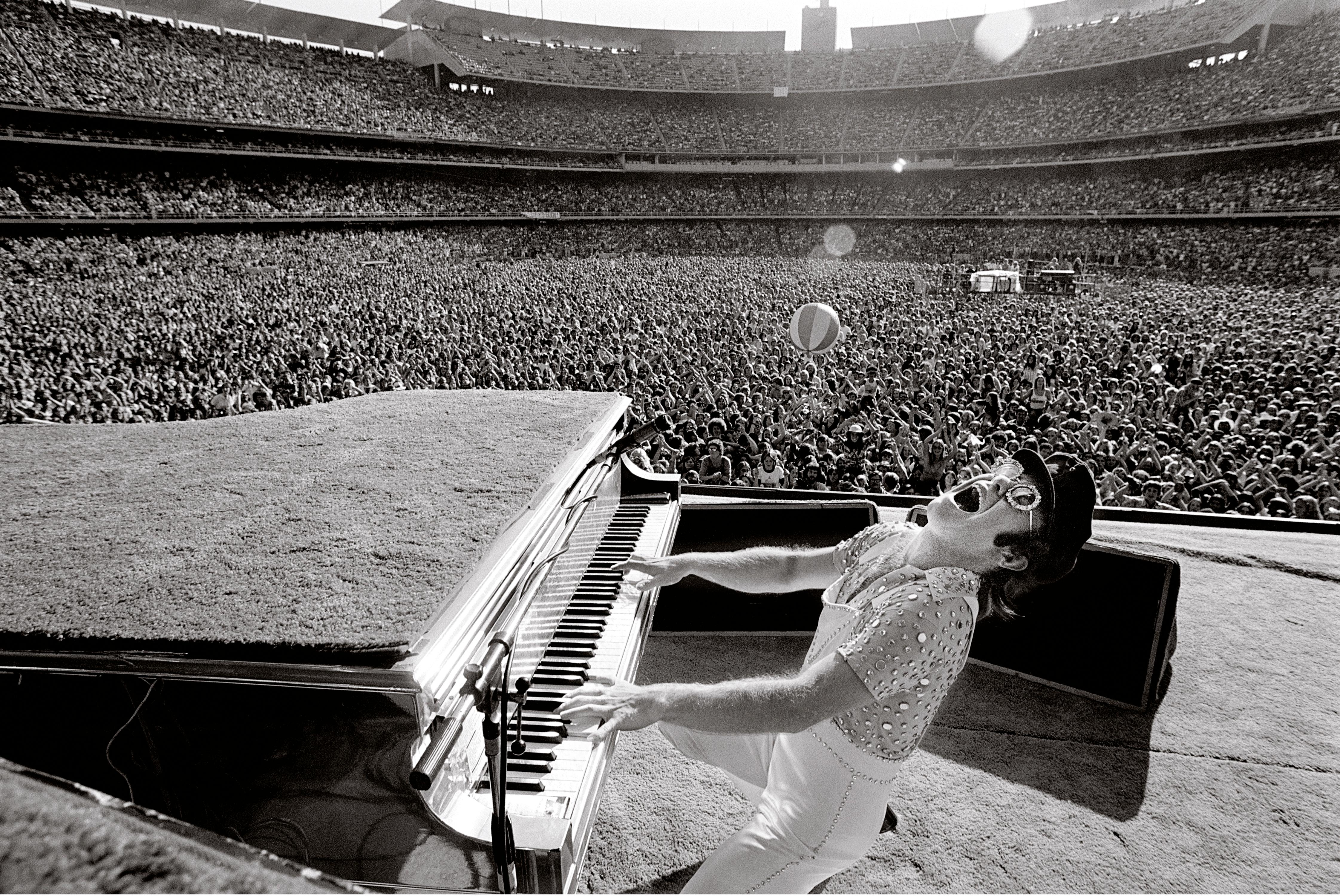 Terry O'Neill Black and White Photograph – Elton John at Dodger Stadium