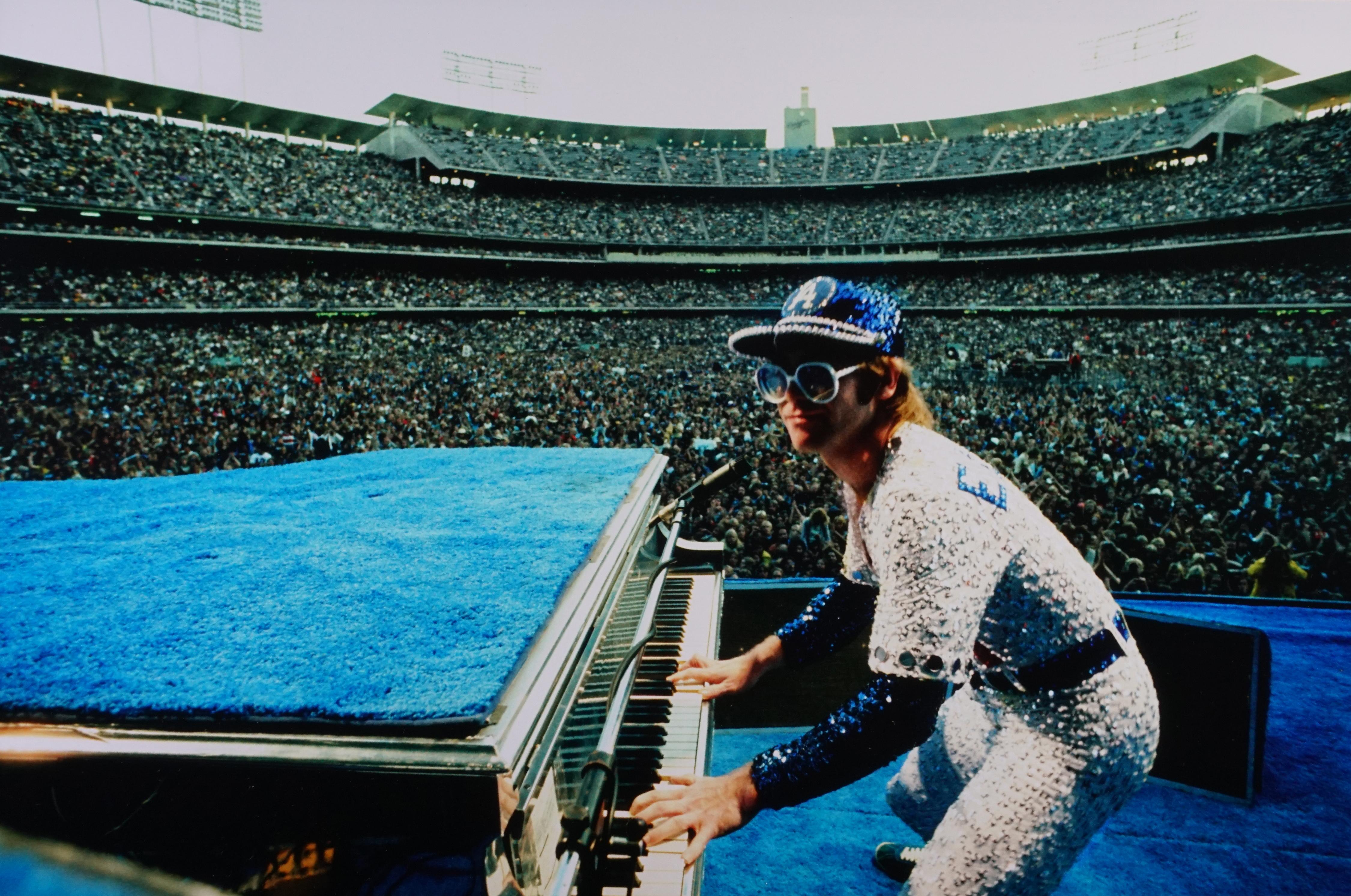 Terry O'Neill Color Photograph – Elton John, Dodger-Stadion, 1975