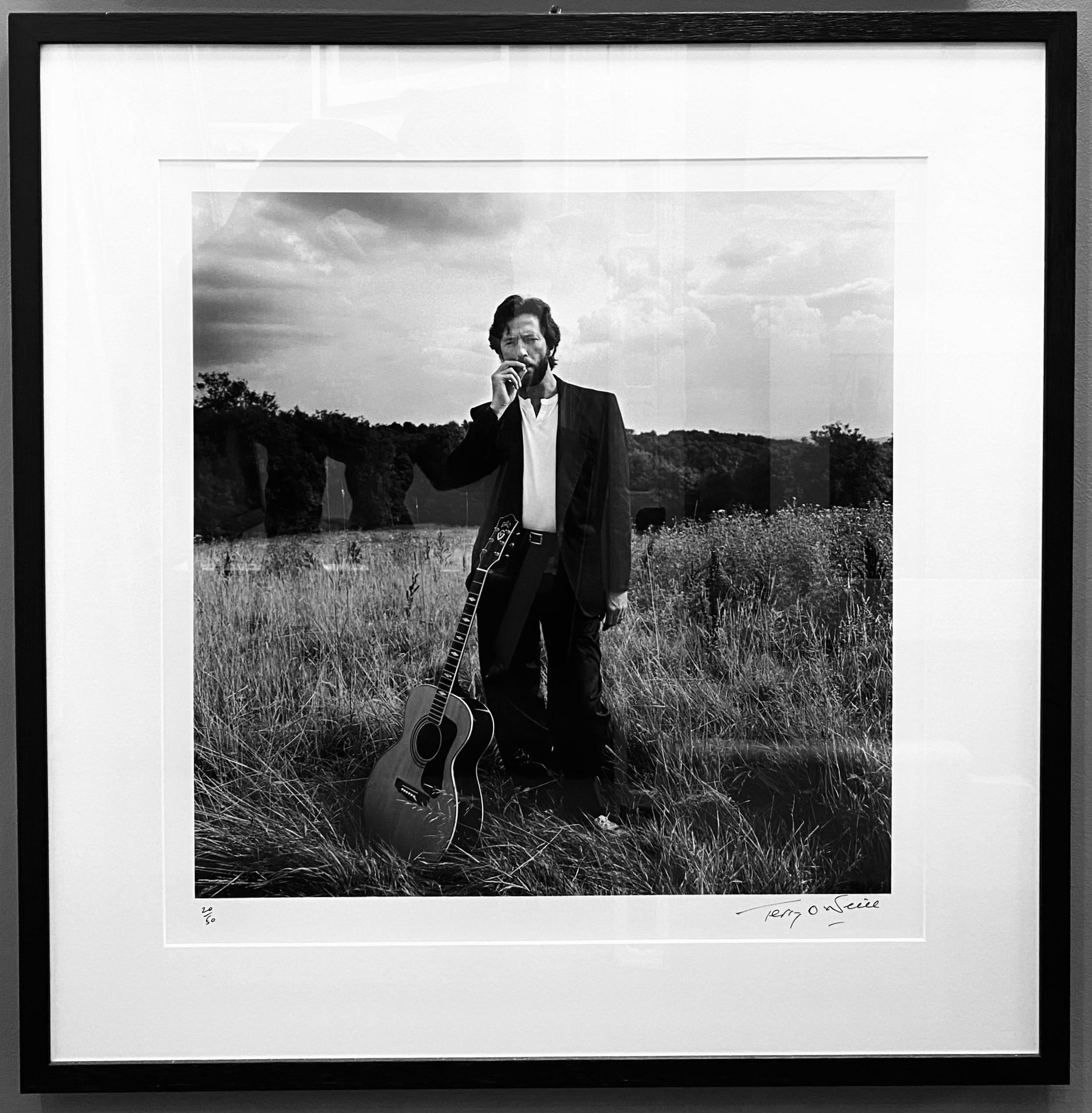 Eric Clapton (Enmarcado) impresión de por vida firmada a mano - Photograph de Terry O'Neill