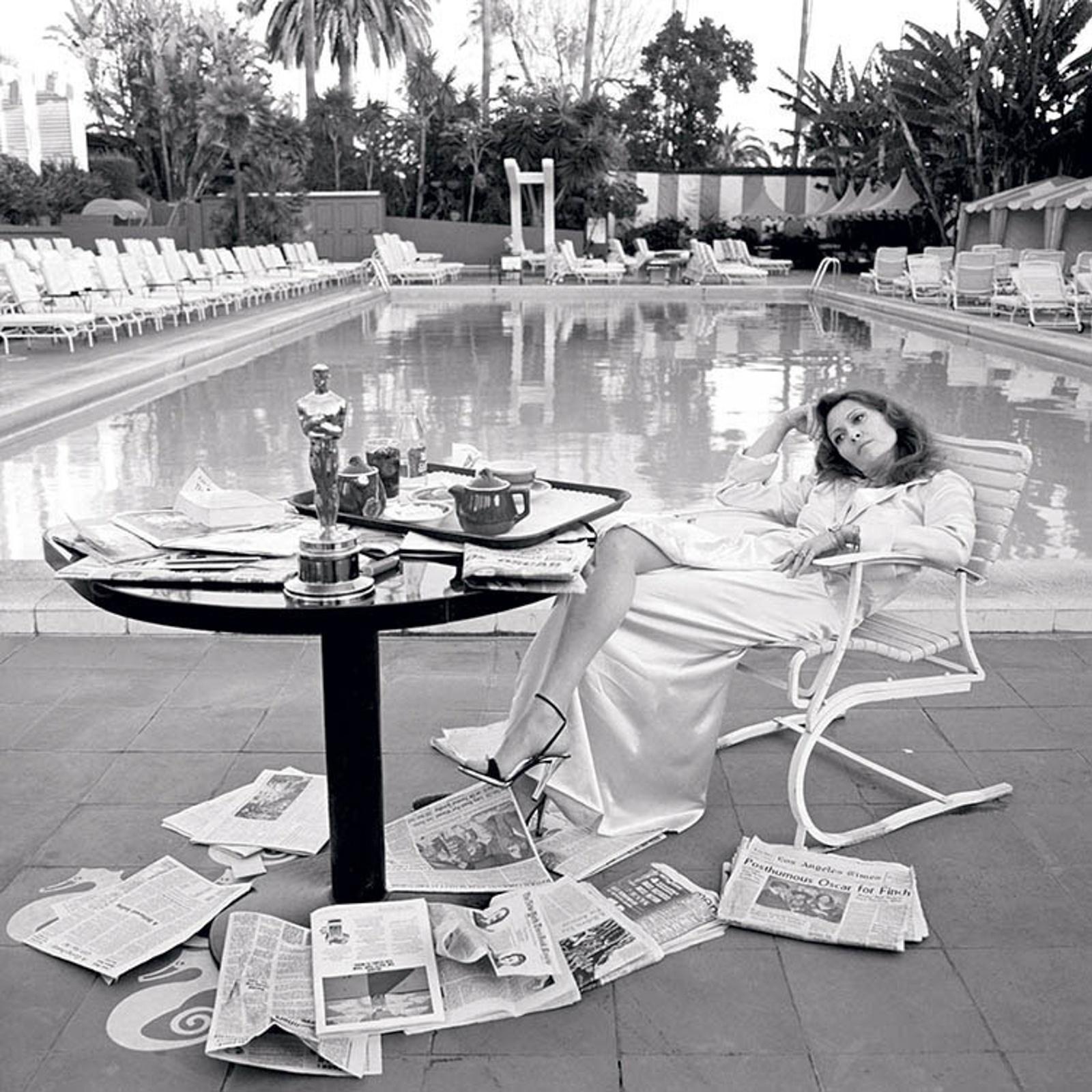 Faye Dunaway, Beverly Hills Hotel - Seltener Terry O'Neill - Signierter Künstlerabzug im Angebot 1