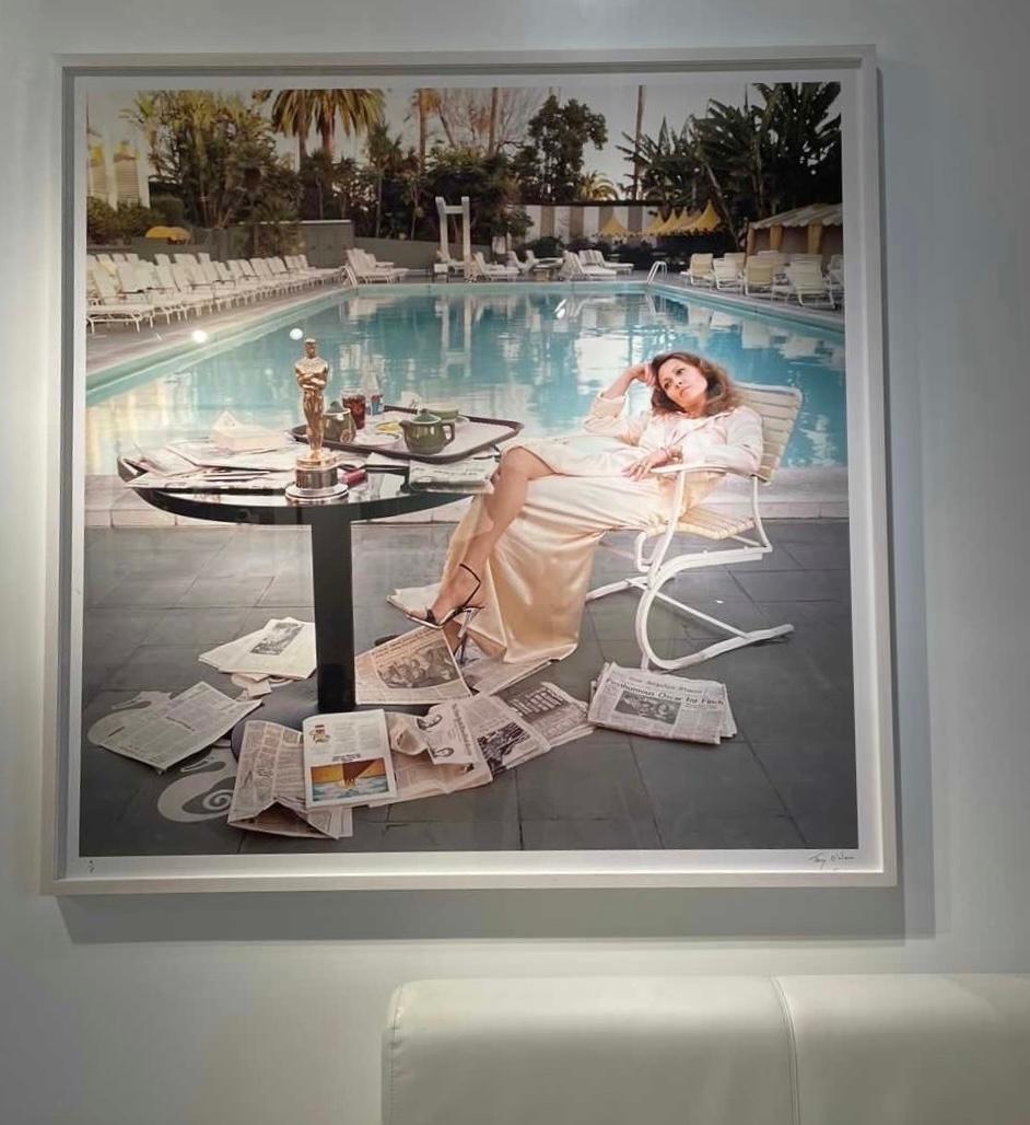 Oscar de Faye Dunaway, 1977 Hôtel Beverly Hills - Photograph de Terry O'Neill