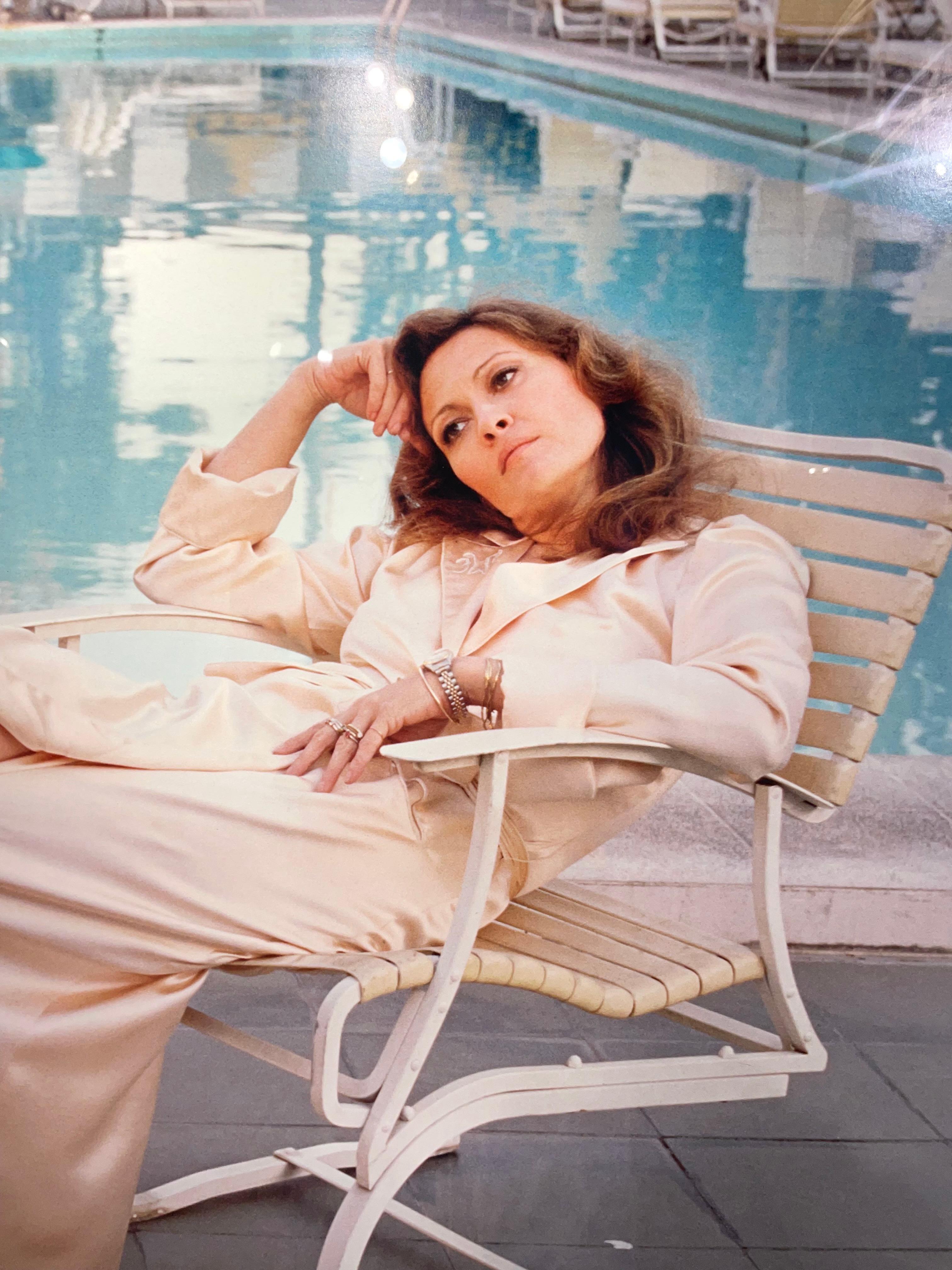 Oscar de Faye Dunaway, 1977 Hôtel Beverly Hills - Contemporain Photograph par Terry O'Neill