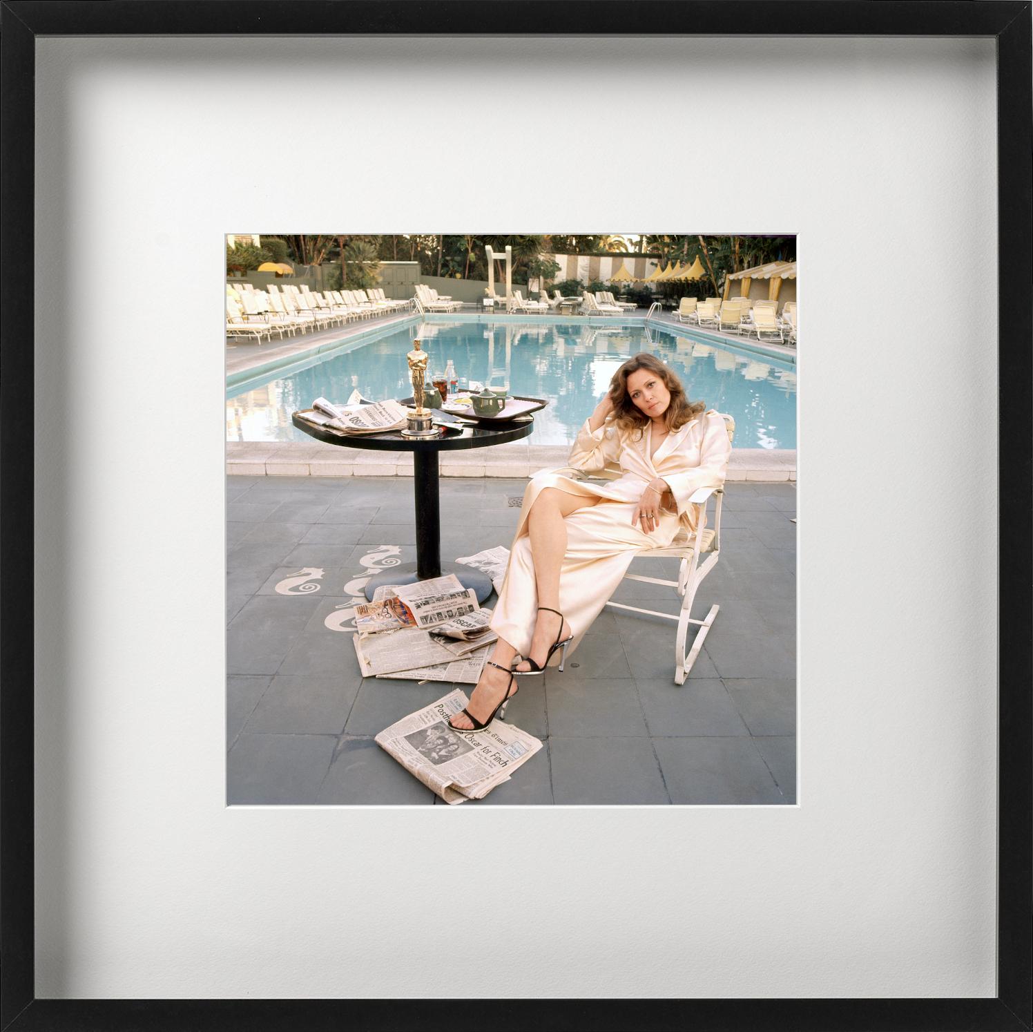 Faye Dunaway, toma del Oscar, Fotografía artística 1977 - Color Photograph Gris de Terry O'Neill