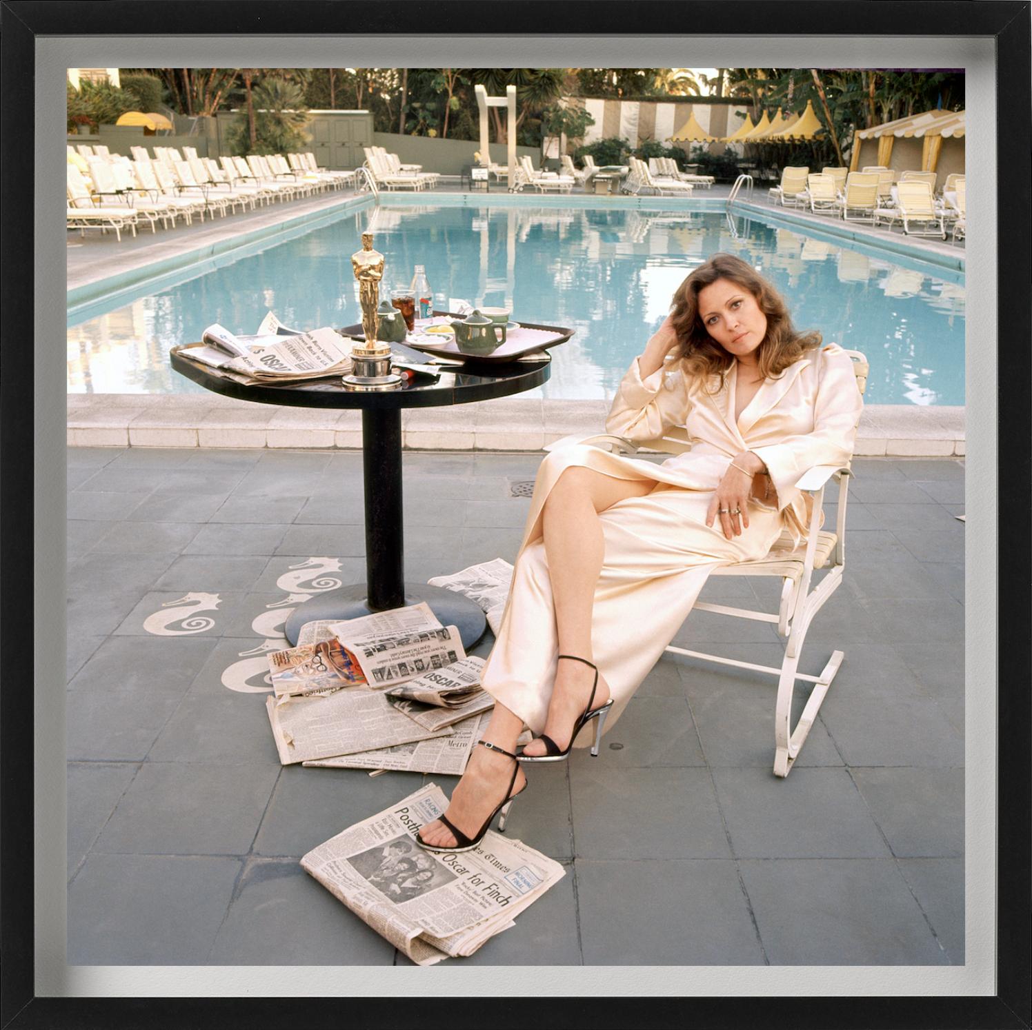 Este icónico retrato de 1977 de Faye Dunaway, capturado por Terry O'Neill, es una de las fotografías más legendarias posteriores a los Oscar. Encierra la agridulce realidad del éxito de Hollywood, combinando el triunfo y el agotamiento en un solo