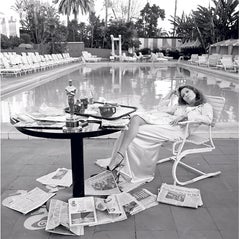 Faye Dunaway Oscar Shot Classic Black and White (Posthumous Print)