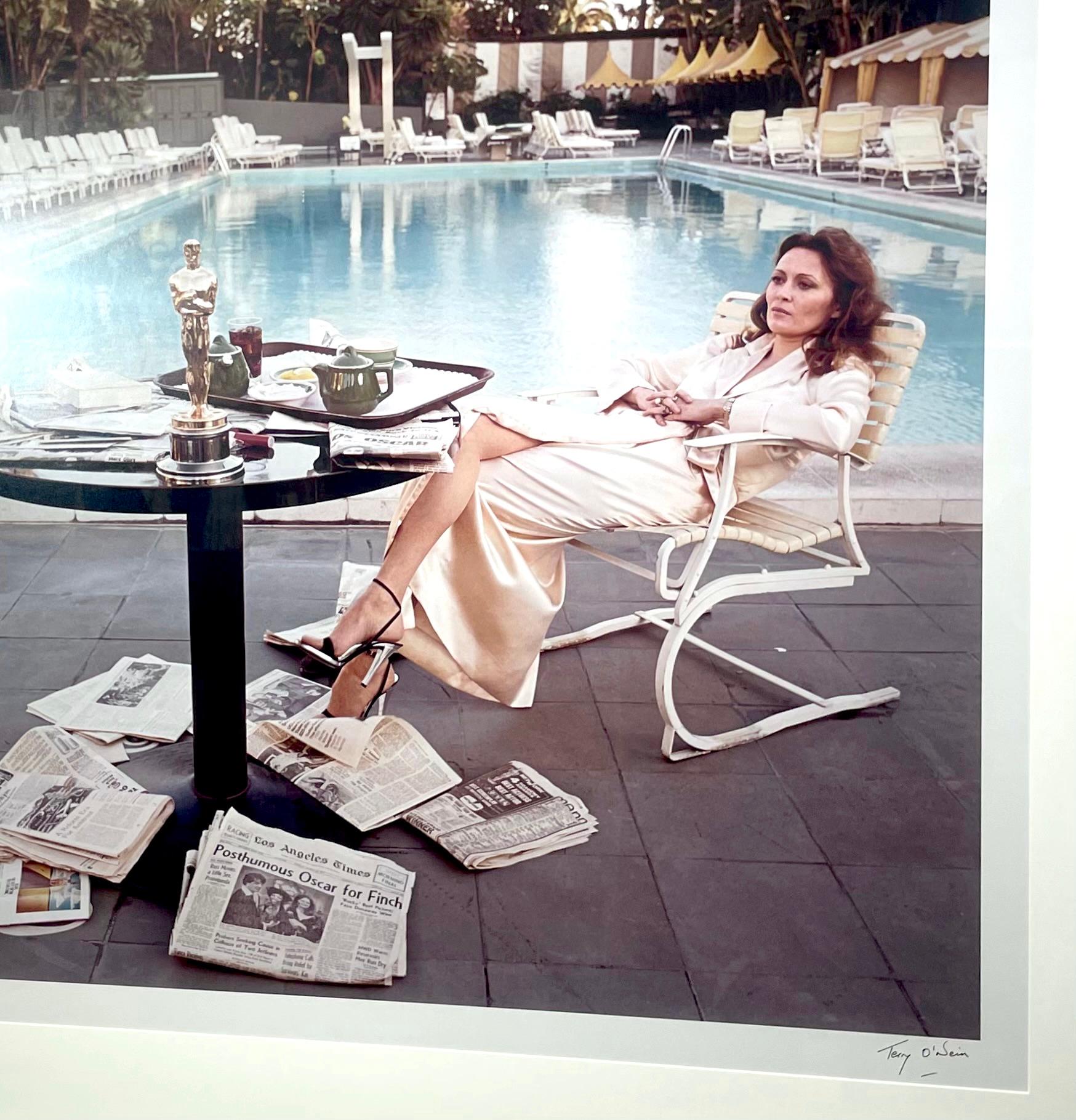 Faye Dunaway Oscar Shot Outtake - Contemporary Photograph by Terry O'Neill