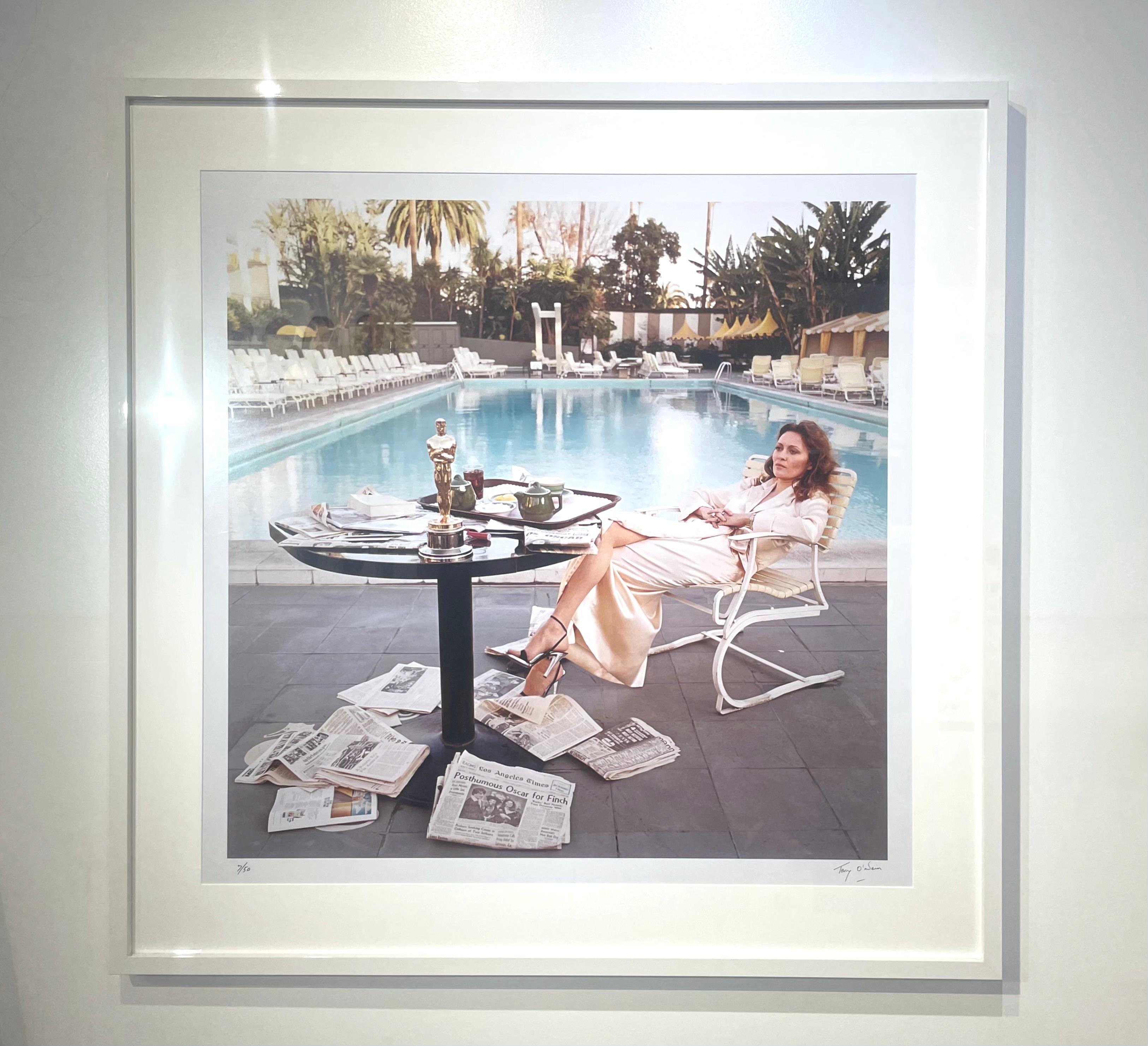 Faye Dunaway Oscar Shot Outtake - Photograph by Terry O'Neill