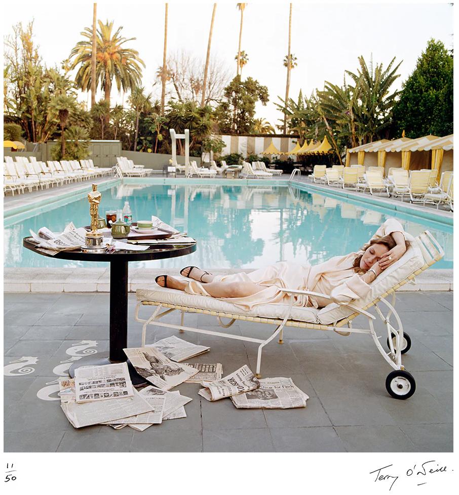 Terry O'Neill Color Photograph – Faye Dunaway liegend am Morgen nachmittags, 1977  Handsigniert 