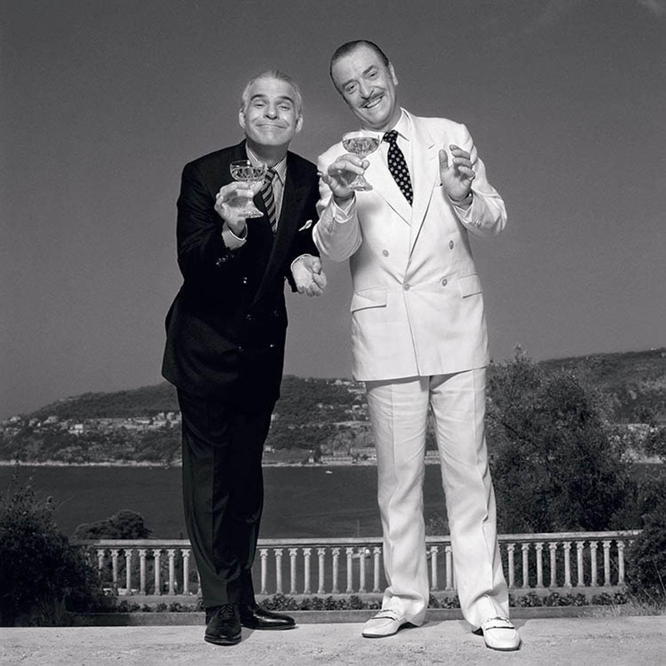Die Schauspieler Steve Martin und Michael Caine spielen die Hauptrollen in Frank Oz' Film "Dirty Rotten Scoundrels", in dem die beiden konkurrierende Betrüger spielen, Cote d'Azure, 1988.

Papierformat: 20 H x 16 B Zoll
Rahmengröße: 23,5 H x 21,25 W