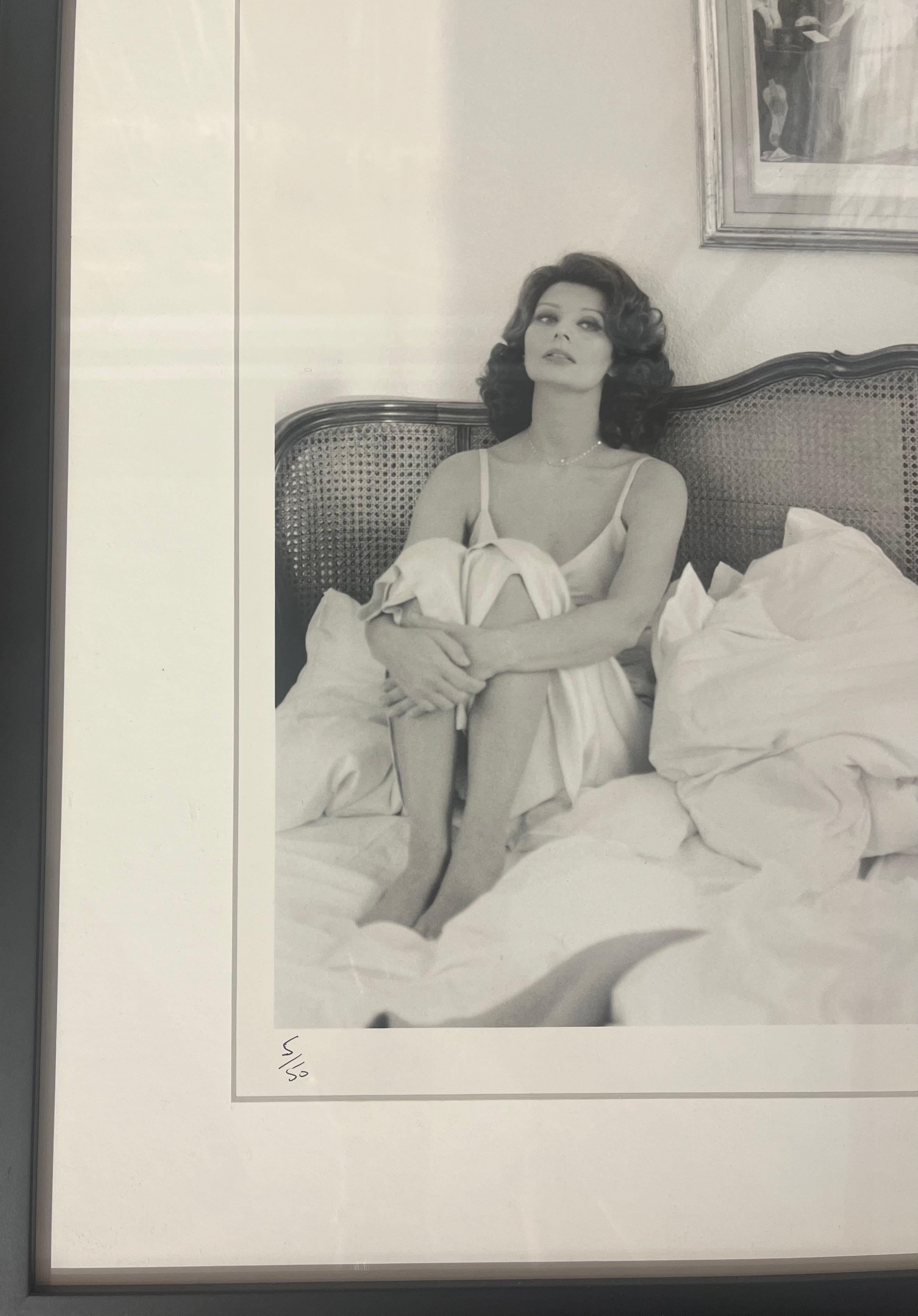 ~Framed~Sophia Loren auf dem Set „Brass Target“ von Terry O'Neill - 5/50 im Angebot 1