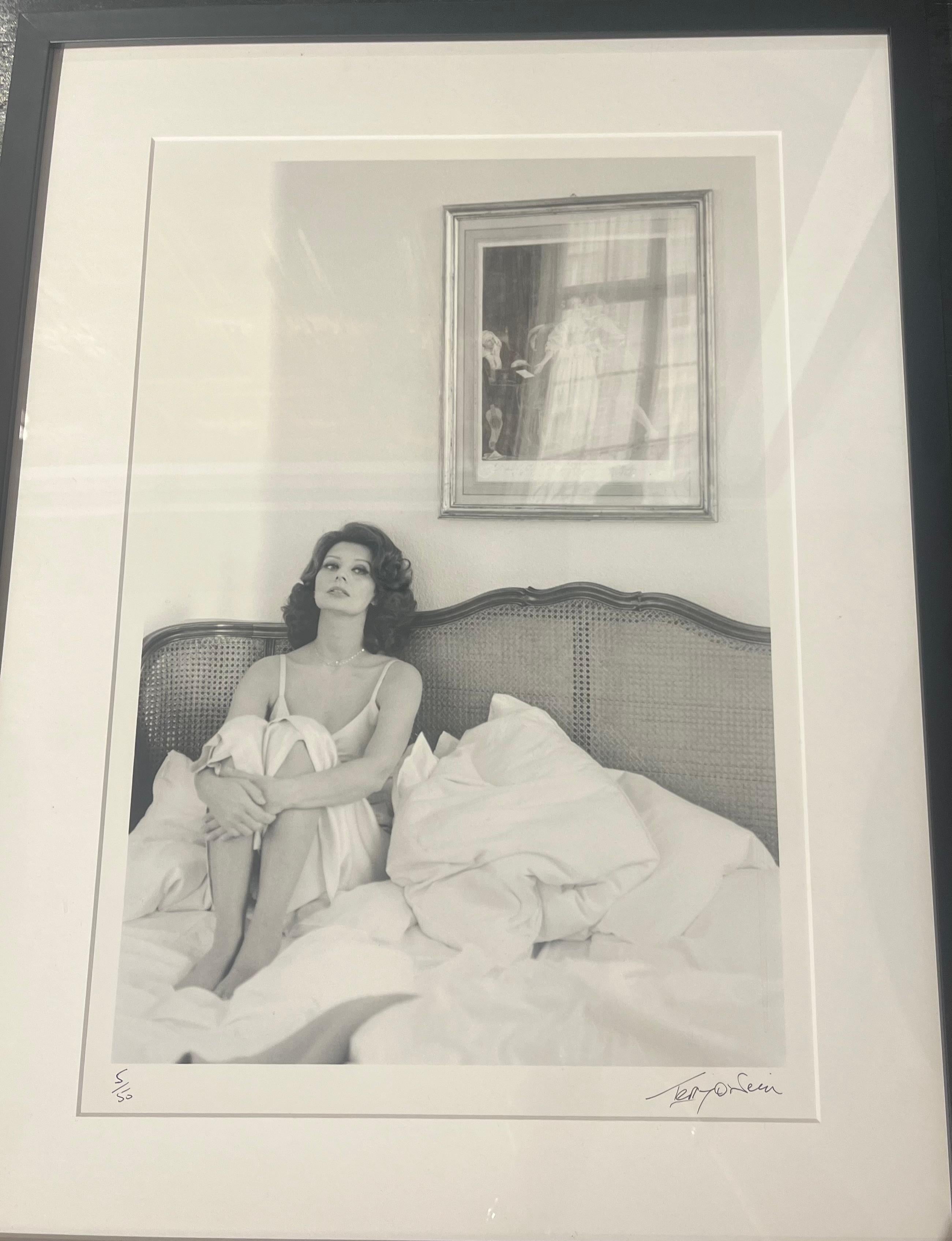 ~Framed~Sophia Loren auf dem Set „Brass Target“ von Terry O'Neill - 5/50 im Angebot 2