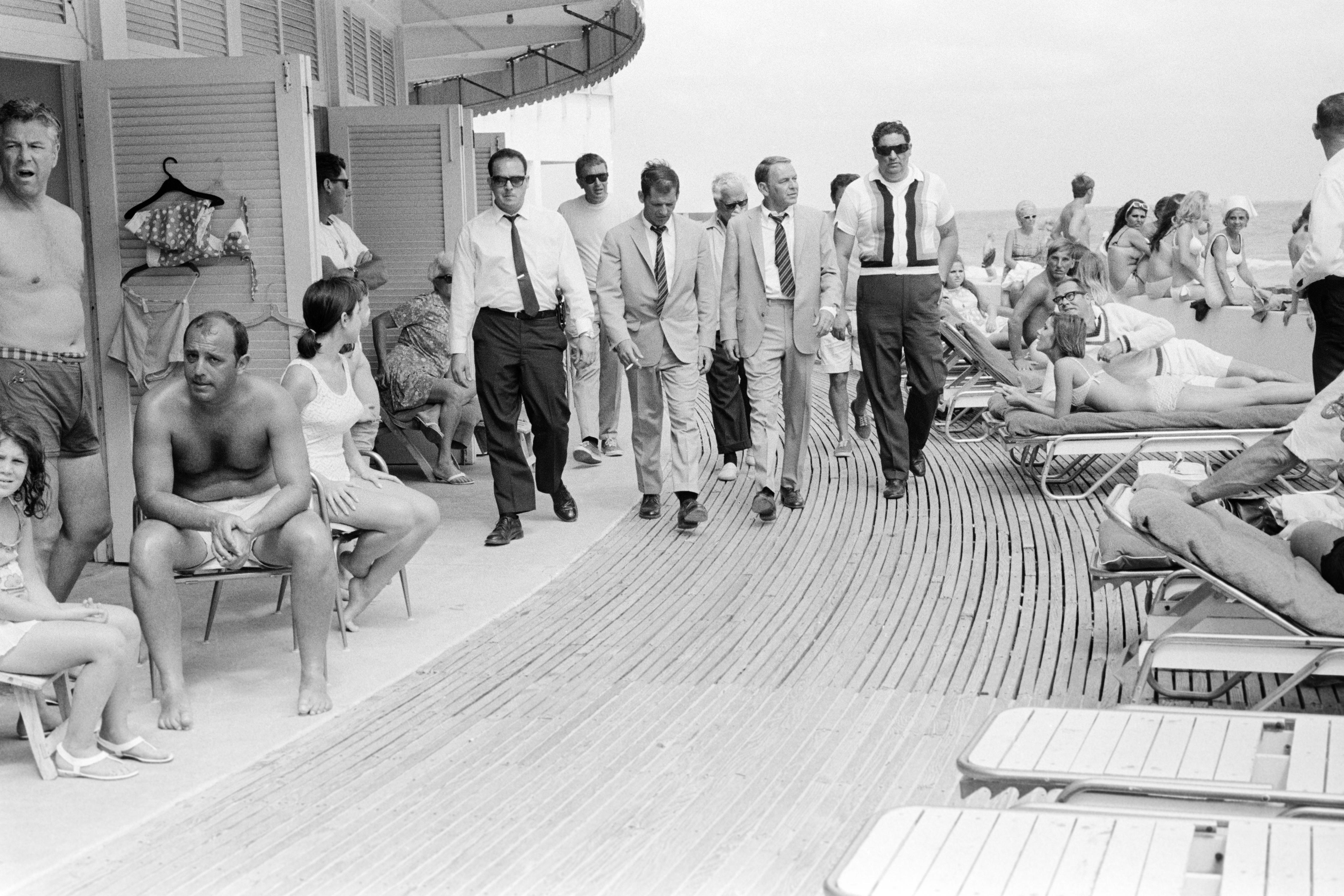 Terry O'Neill Black and White Photograph – Frank Sinatra „ „Boardwalk““