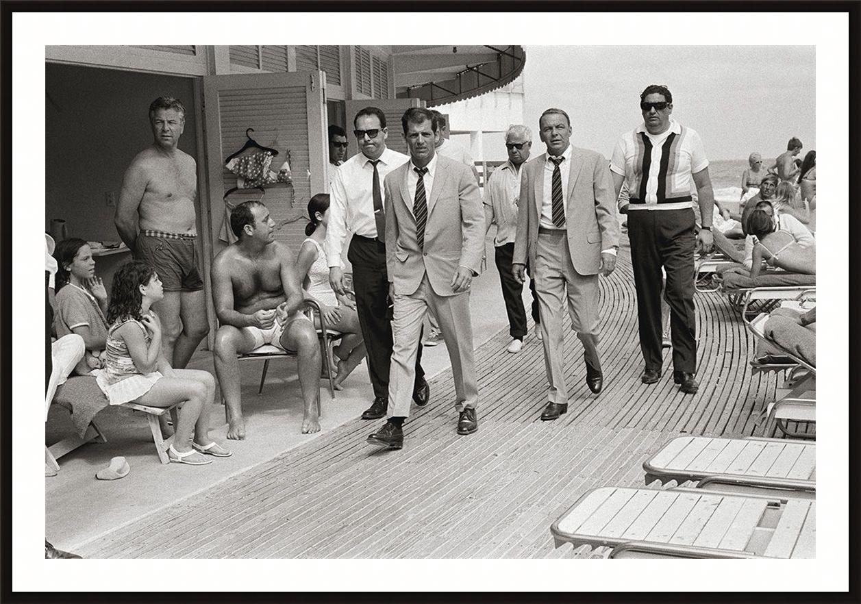 Frank Sinatra, Miami Boardwalk (Signierter Platindruck) – Photograph von Terry O'Neill