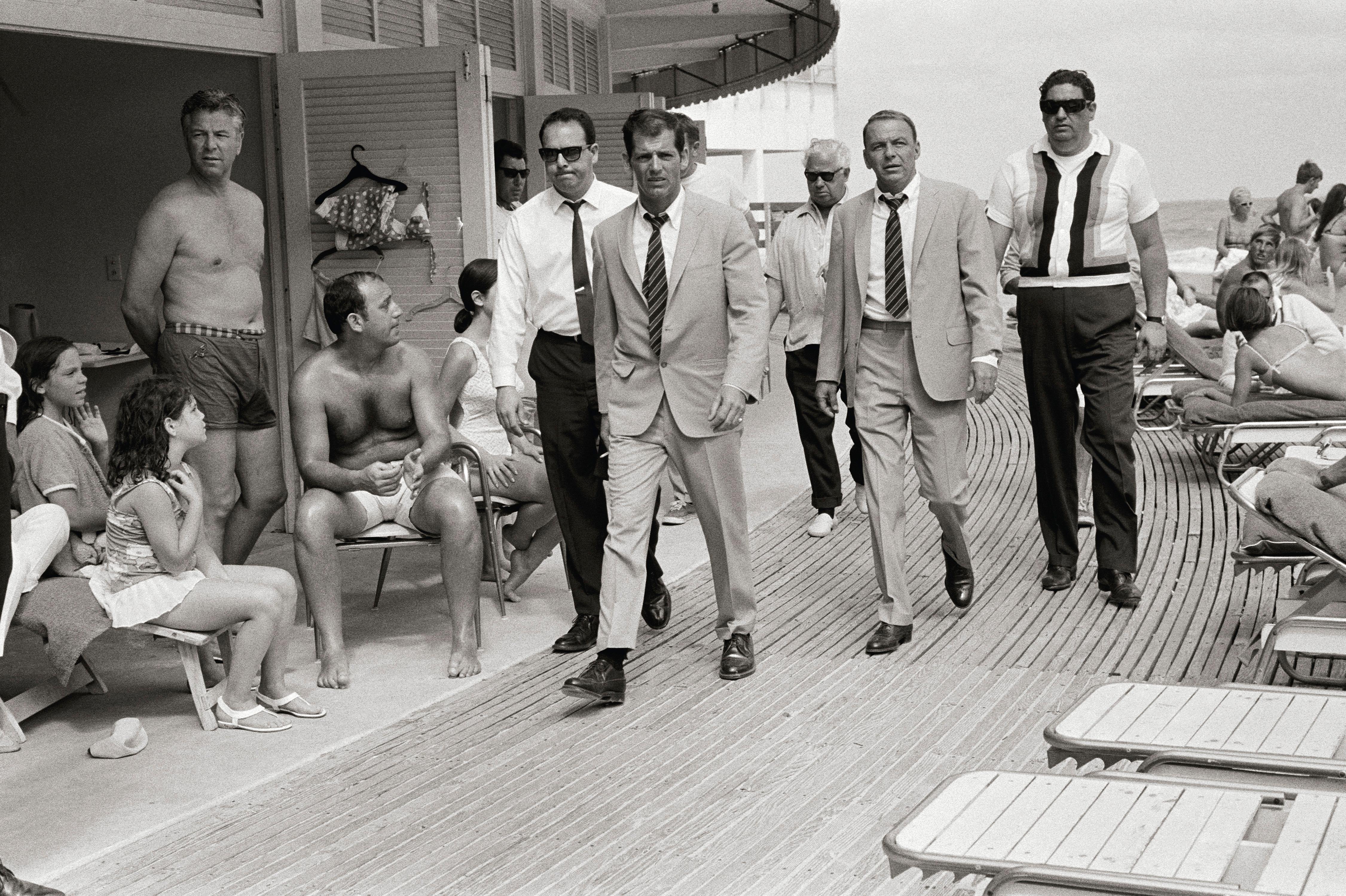 Terry O'Neill Figurative Photograph – Frank Sinatra, Miami Boardwalk (Signierter Platindruck)