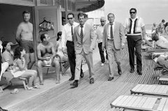 Frank Sinatra avec son entrée debout et ses gardes de corps arrive sur place, Miami Beach