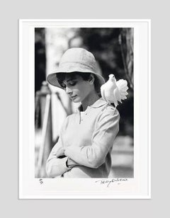Hepburn con colomba, stampa incorniciata e firmata a mano 