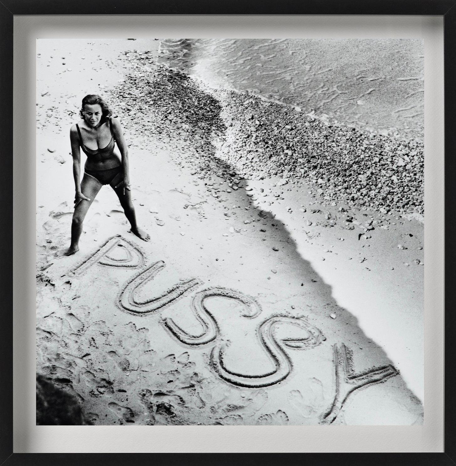 Honor Blackman as Pussy Galore James Bond, photographie d'art 1964 - Gris Color Photograph par Terry O'Neill