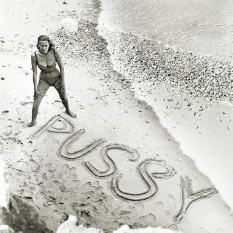 Color Photograph Terry O'Neill - Honor Blackman as Pussy Galore James Bond, photographie d'art 1964