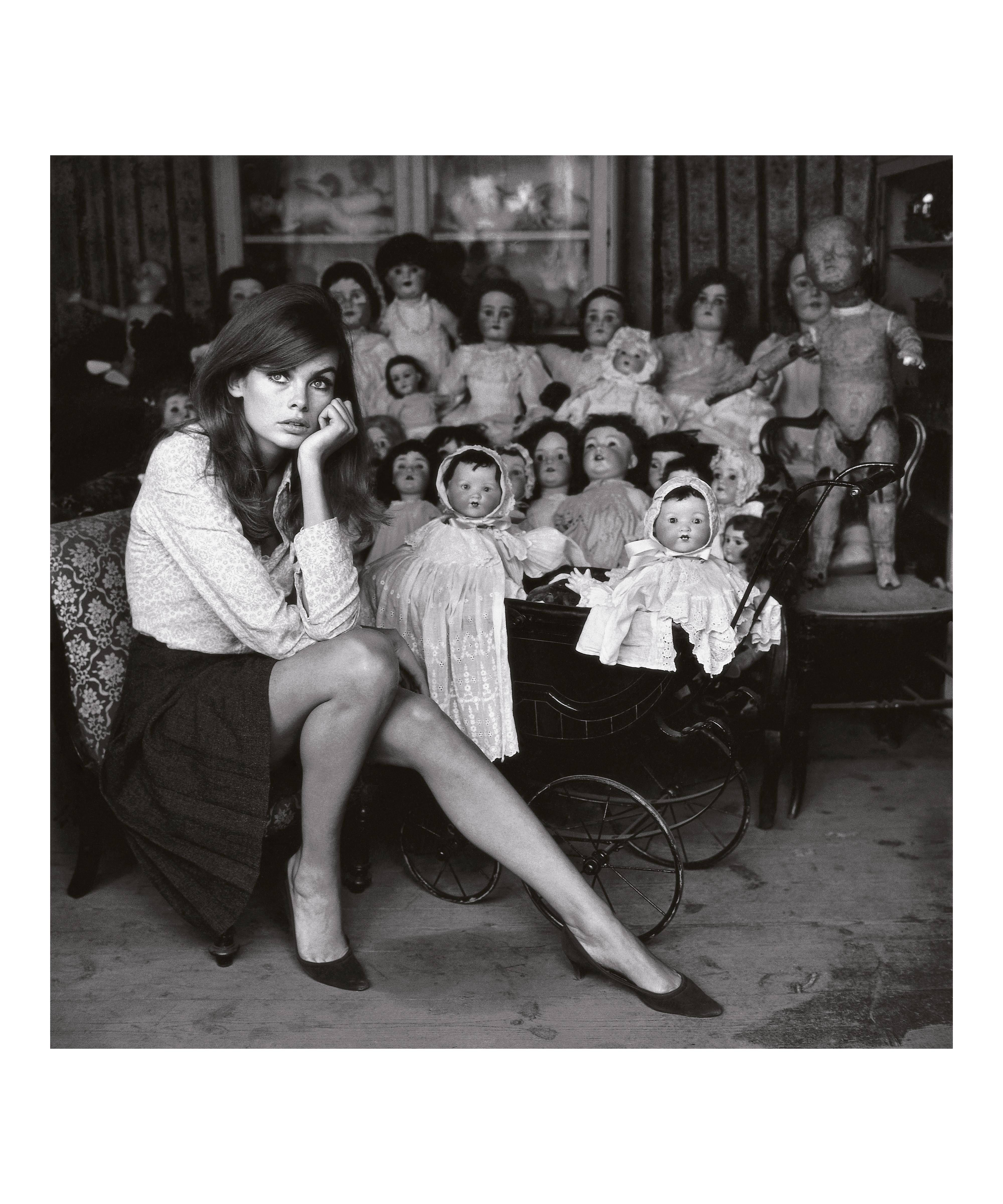 Jean Shrimpton in einem Puppenkrankenhaus, London - Terry O'Neill (schwarz-weiß)
Signiert und nummeriert
Silbergelatineabzug, später gedruckt
Ab einer Auflage von 50 + 10 APs

Terry O'Neill (geb. 1938) fotografierte 1963 die Beatles und die Rolling