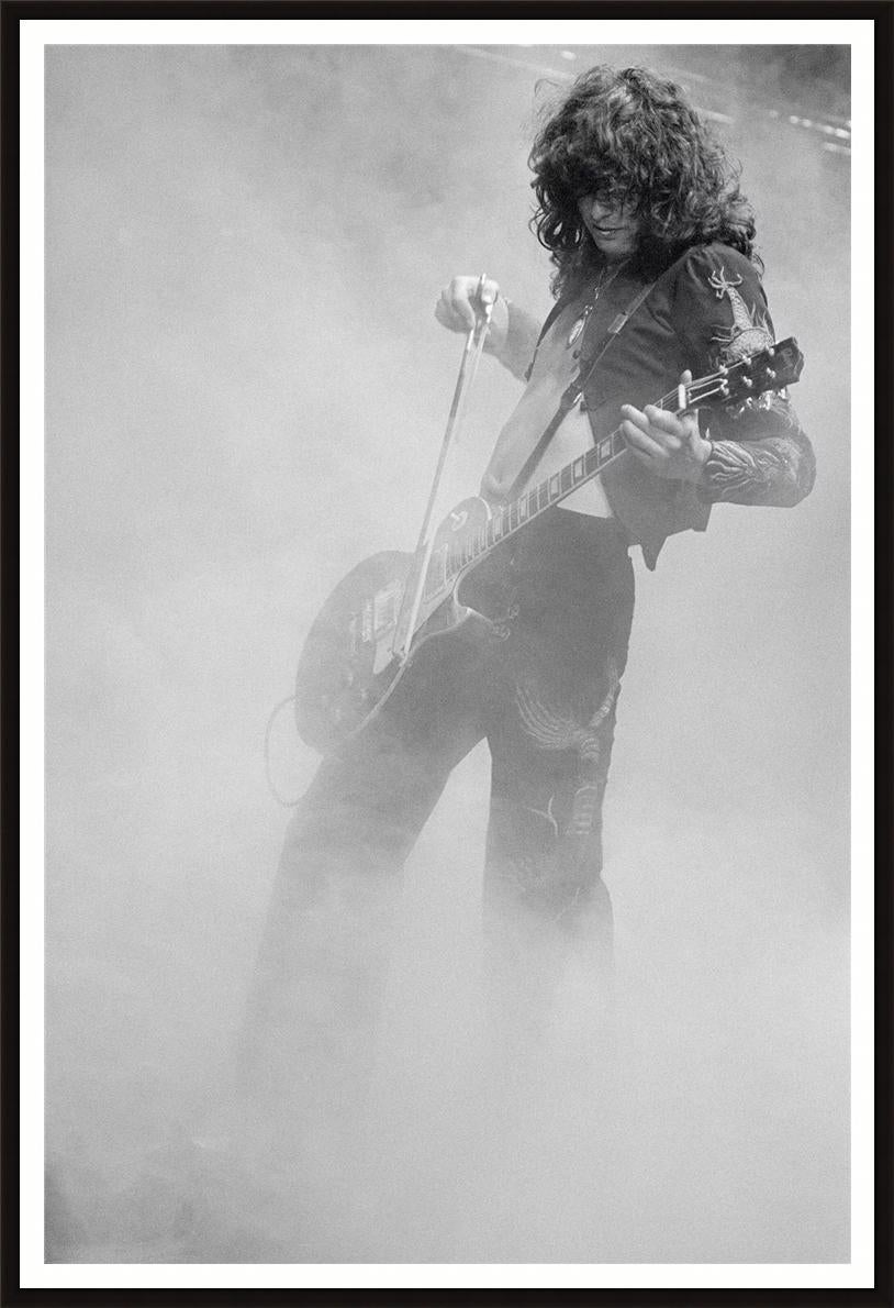 Jimmy Page, London (Signiert) – Photograph von Terry O'Neill
