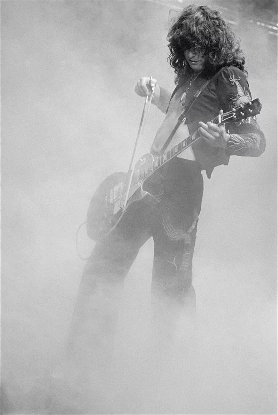 Terry O'Neill Black and White Photograph – Jimmy Page, London (Signiert)