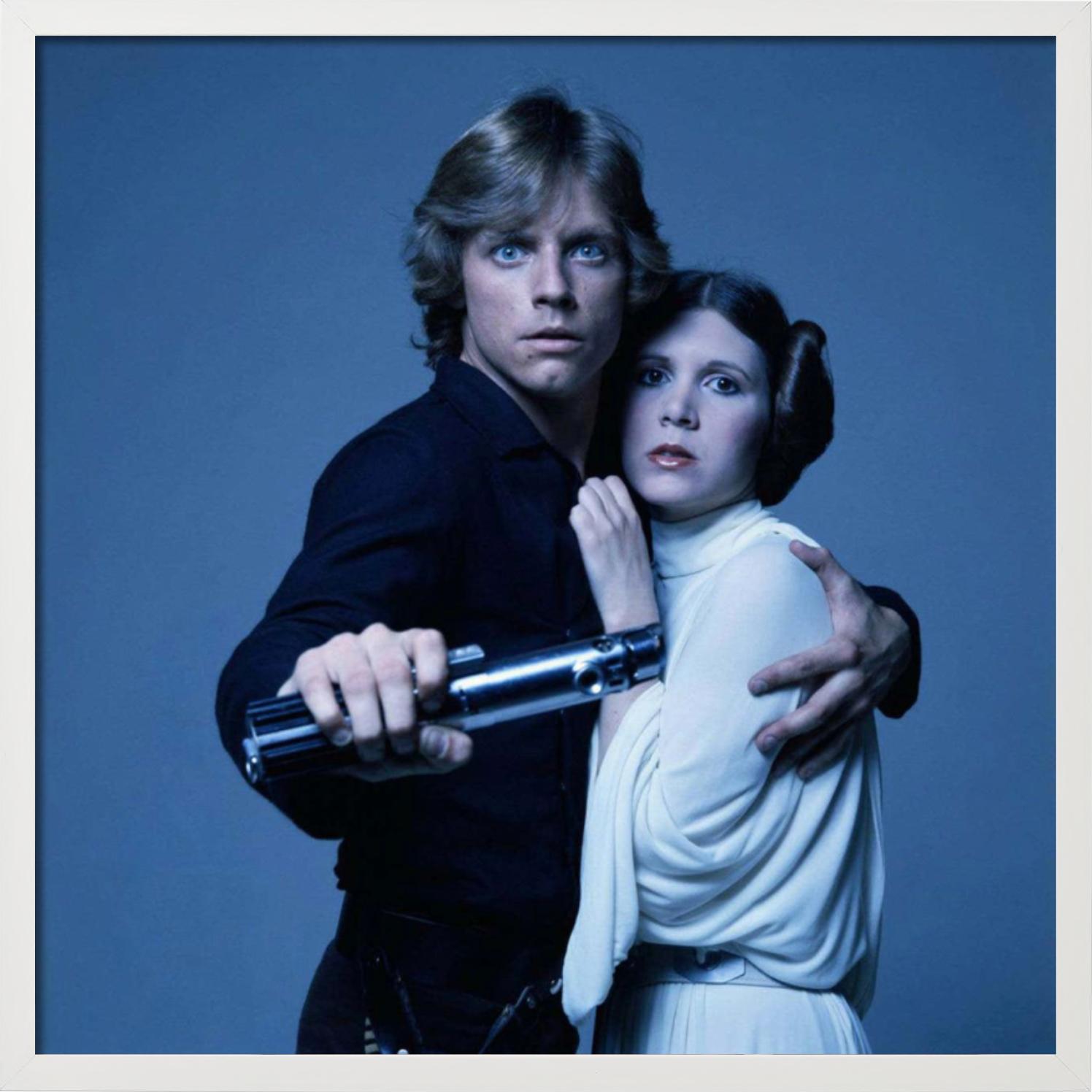 Luke und Leia – Doppelporträt in Kostüm, Kunstfotografie (Zeitgenössisch), Photograph, von Terry O'Neill