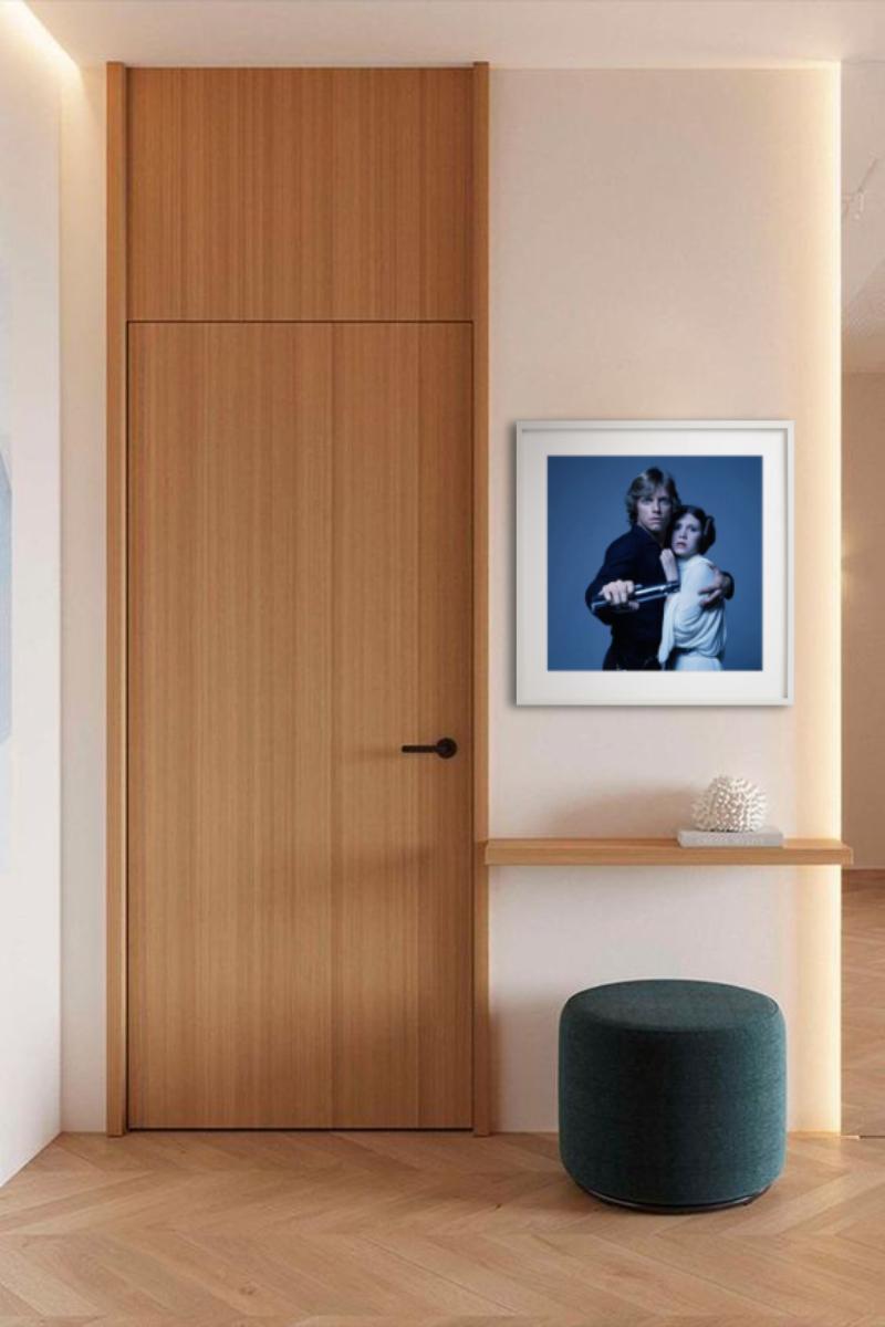 Luke und Leia – Doppelporträt in Kostüm, Kunstfotografie (Blau), Color Photograph, von Terry O'Neill