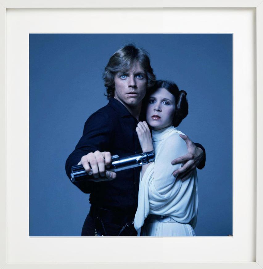 Mark Hamill und die verstorbene Carrie Fisher in ihren Rollen, Prinzessin Leia und Luke Skywalker, fotografiert von Terry O'Neill.

Alle Drucke sind in limitierter Auflage erhältlich. Erhältlich in mehreren Größen. Hochwertige Einrahmung auf