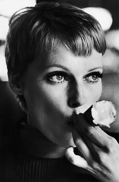 Mia Farrow mange de la crème glacée