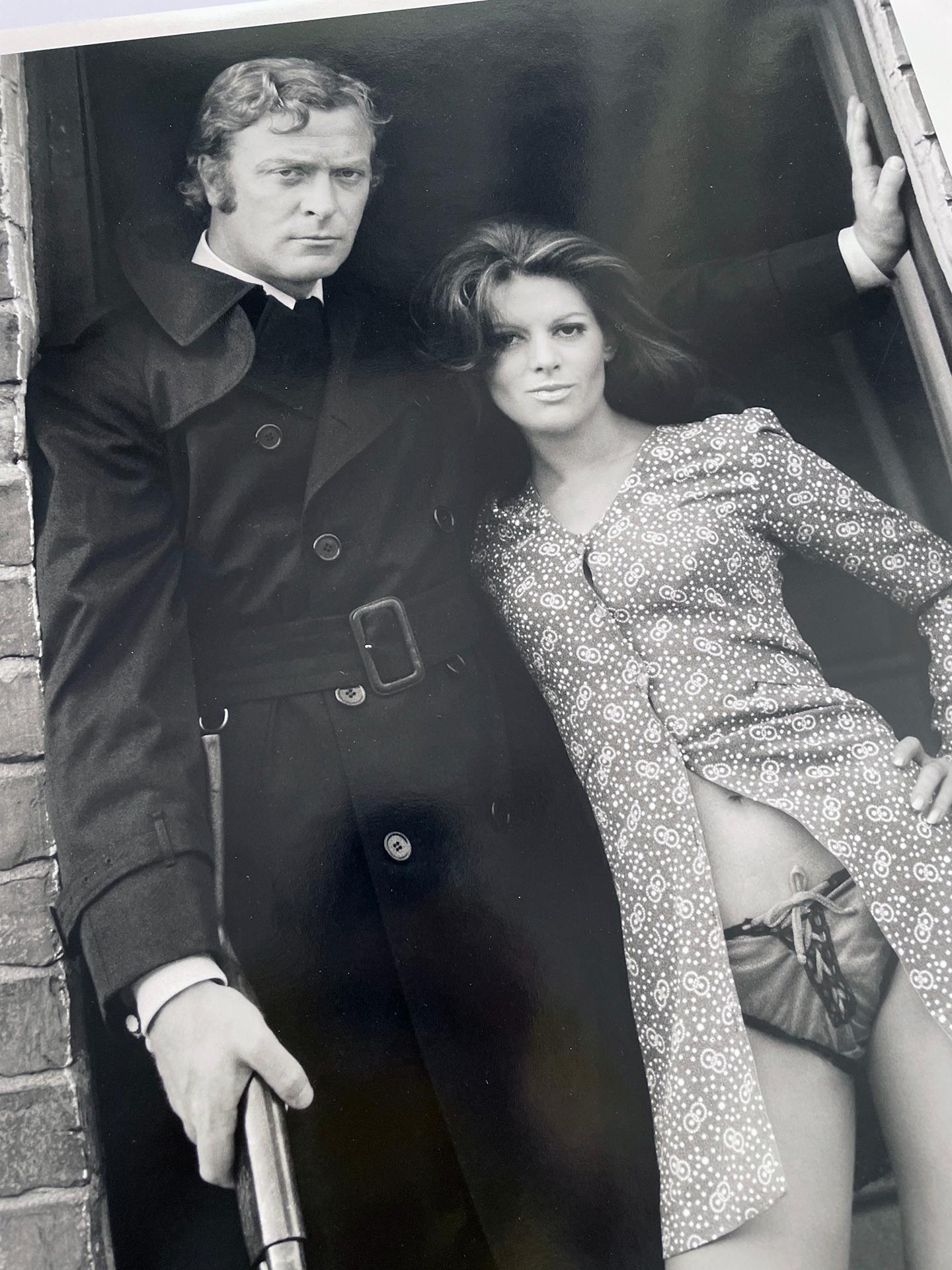 Michael Caine y Geraldine Moffat en el rodaje de Get Carter, 1971 Fotografía b/n - Photograph de Terry O'Neill